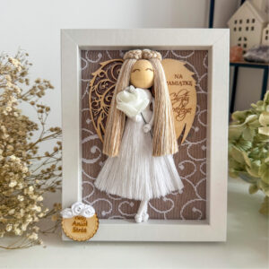 Aniołek w ramce makrama pamiątka chrztu