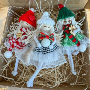 Box świąteczny zestaw 3 aniołków w czapeczkach ozdoby na choinkę makrama prezent