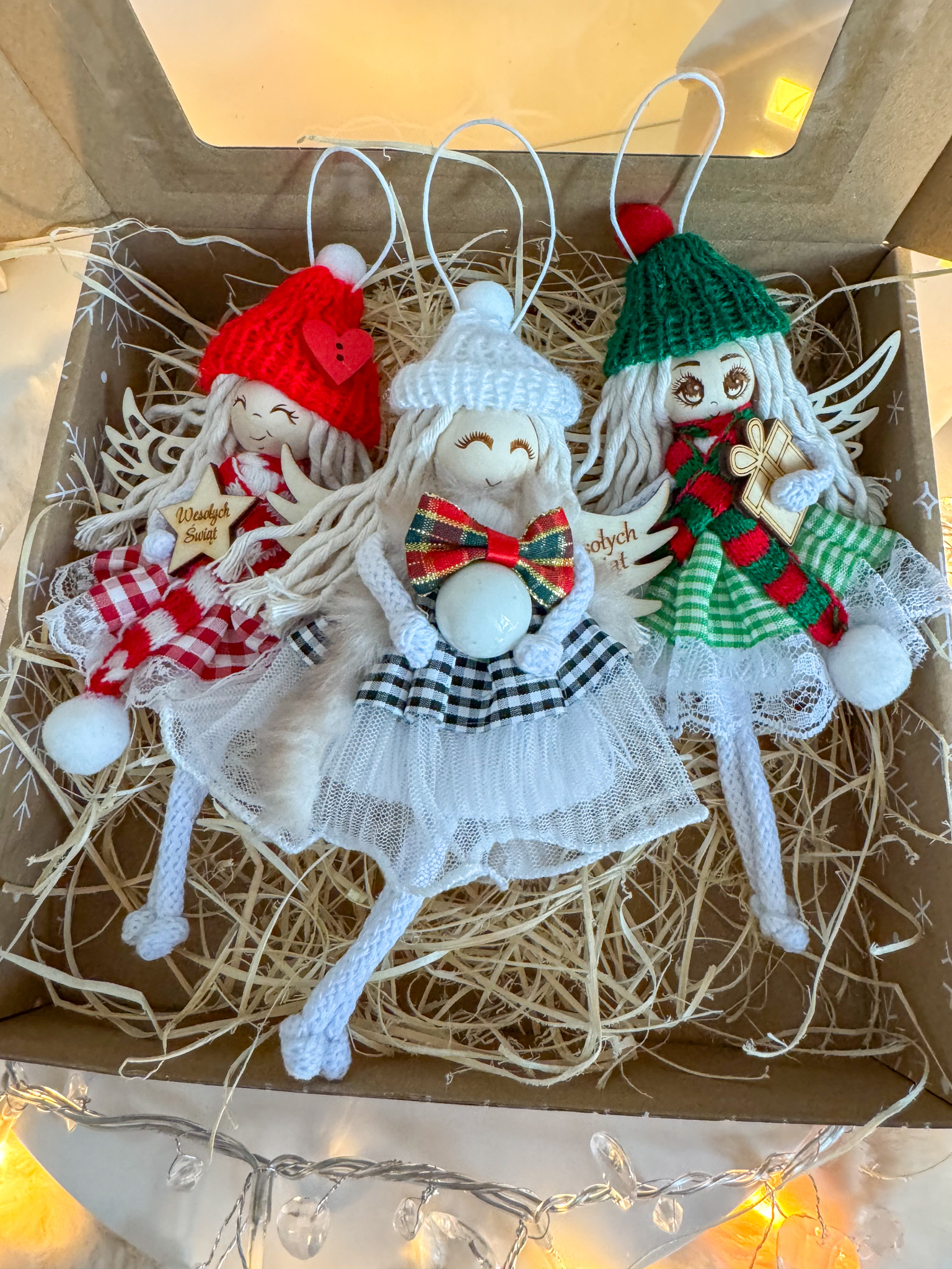 Box świąteczny zestaw 3 aniołków w czapeczkach ozdoby na choinkę makrama prezent - obrazek 2