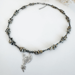 Naszyjnik z jaspisu dalmatyńskiego i hematytu z zawieszką feniksa – siła i odrodzenie