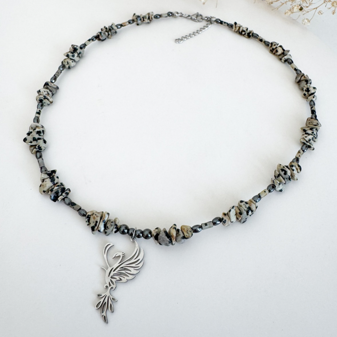 Naszyjnik z jaspisu dalmatyńskiego i hematytu z zawieszką feniksa – siła i odrodzenie