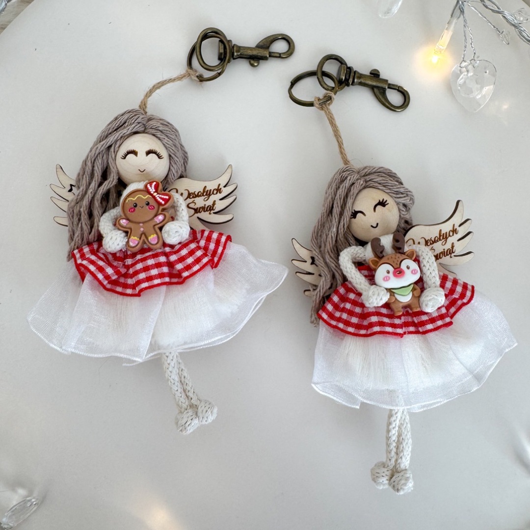 Świąteczny aniołek breloczek zawieszka ozdoba makrama zapakowany na prezent