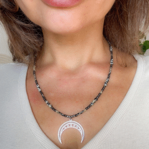 Naszyjnik z jaspisu dalmatyńskiego i hematytu z lunulą – siła, ochrona i kobieca energia