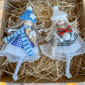 Box świąteczny zestaw 2 aniołków w czapeczkach ozdoby na choinkę makrama prezent