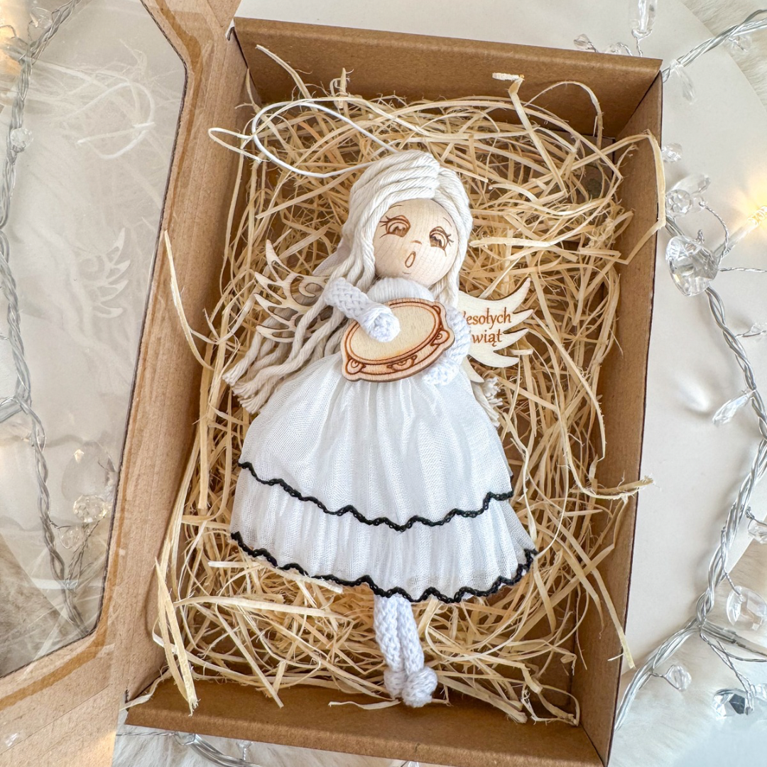 Box świąteczny aniołek z tamburynem ozdoba na choinkę makrama prezent