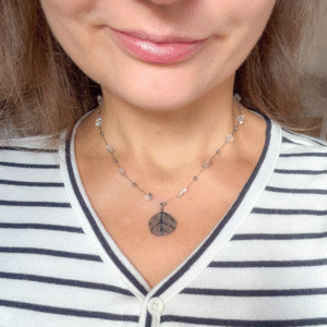 Minimalistyczny naszyjnik handmade z kryształu górskiego z zawieszką liść