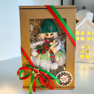 Box świąteczny aniołek w czapeczce z prezentem ozdoba na choinkę makrama prezent