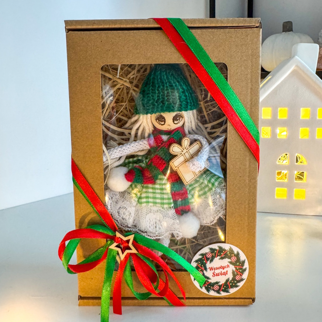 Box świąteczny aniołek w czapeczce z prezentem ozdoba na choinkę makrama prezent