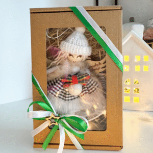 Box świąteczny aniołek w czapece z bombką ozdoby na choinkę makrama prezent