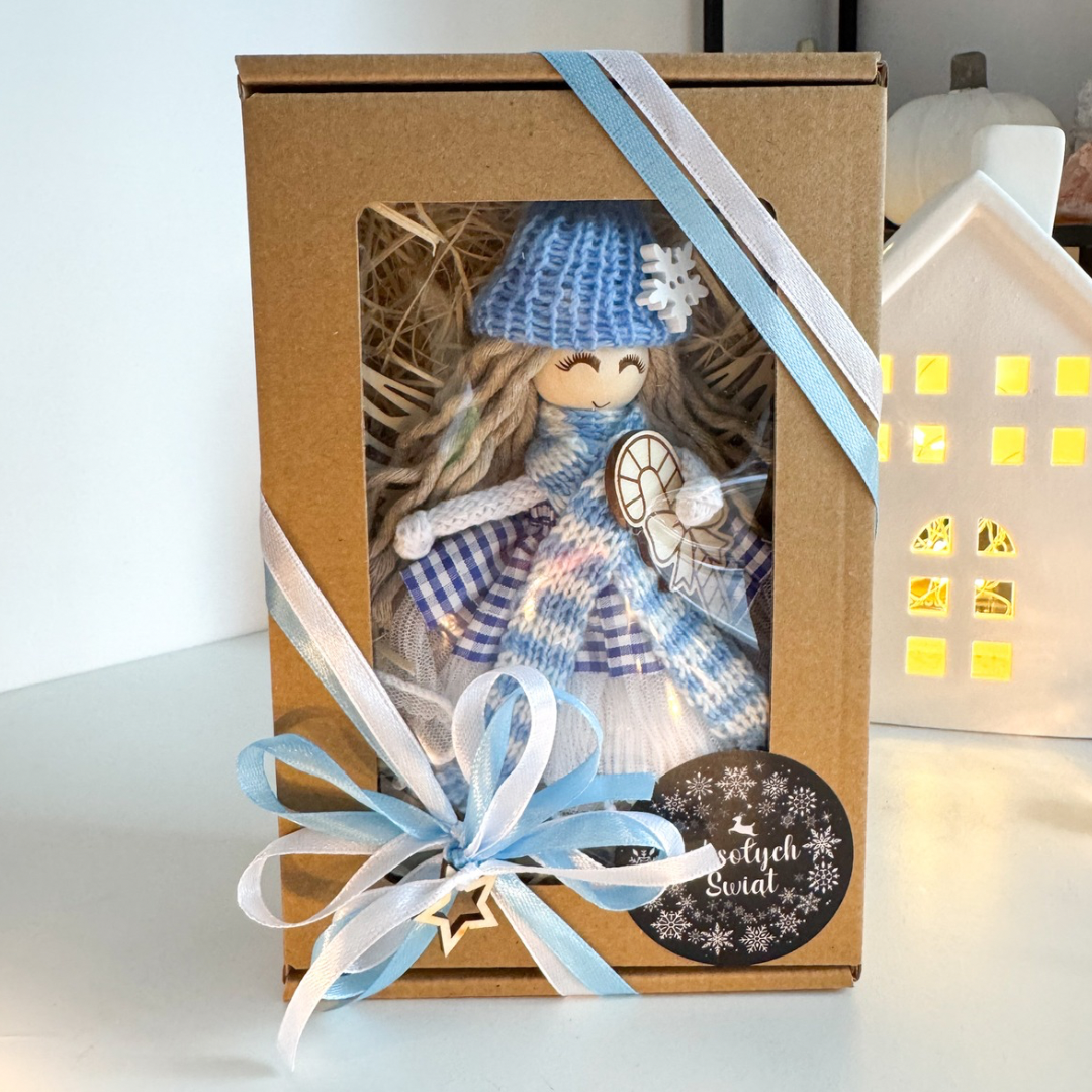 Box świąteczny aniołek w czapce z laską cukrową ozdoby na choinkę makrama prezent