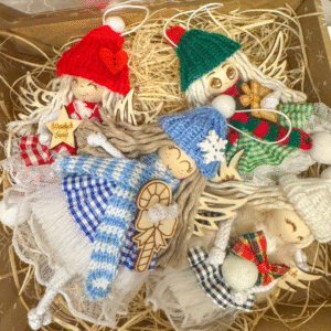 Box świąteczny zestaw 4 aniołków w czapeczkach ozdoby na choinkę makrama prezent
