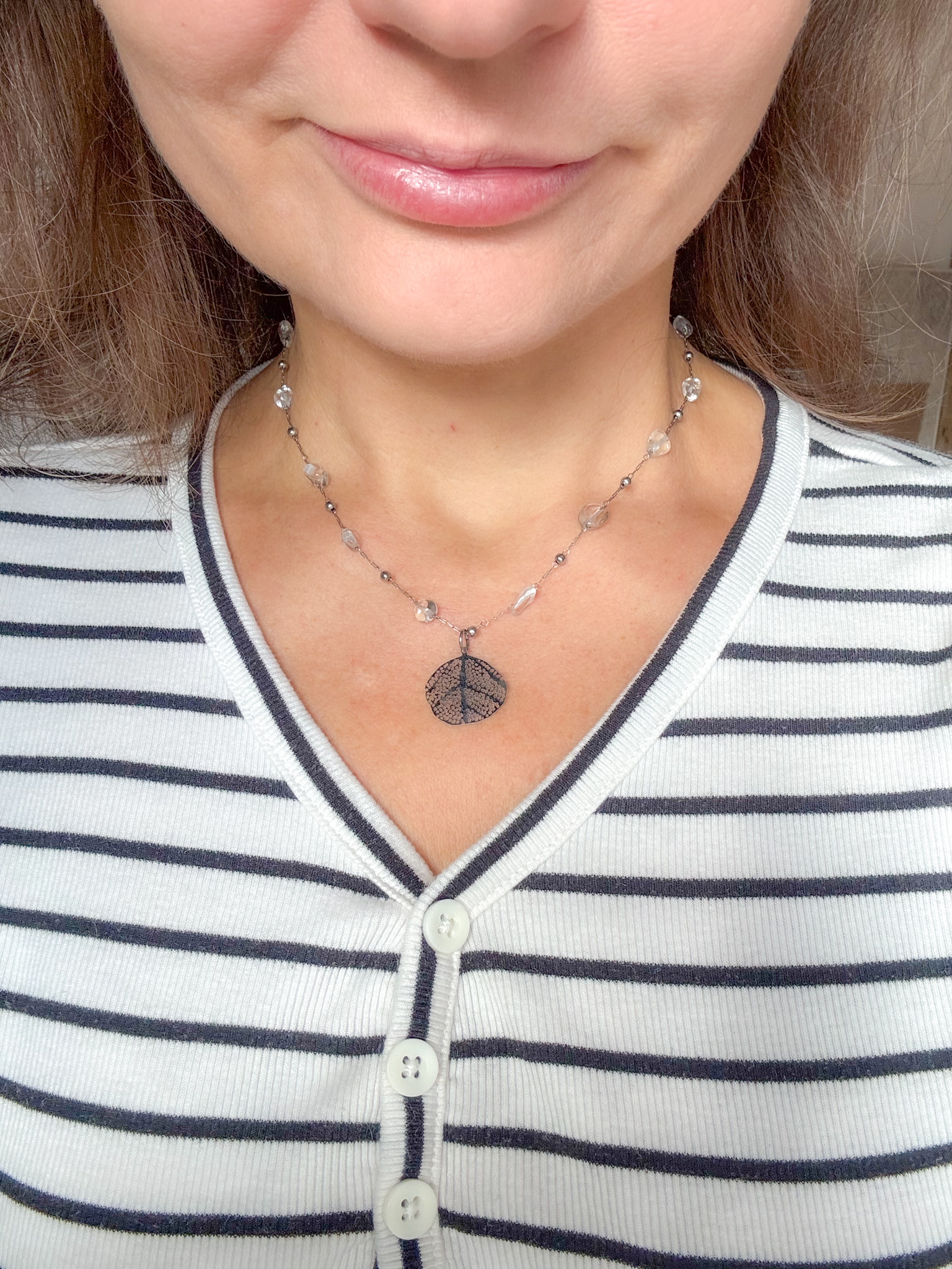 Minimalistyczny naszyjnik handmade z kryształu górskiego z zawieszką liść - obrazek 3