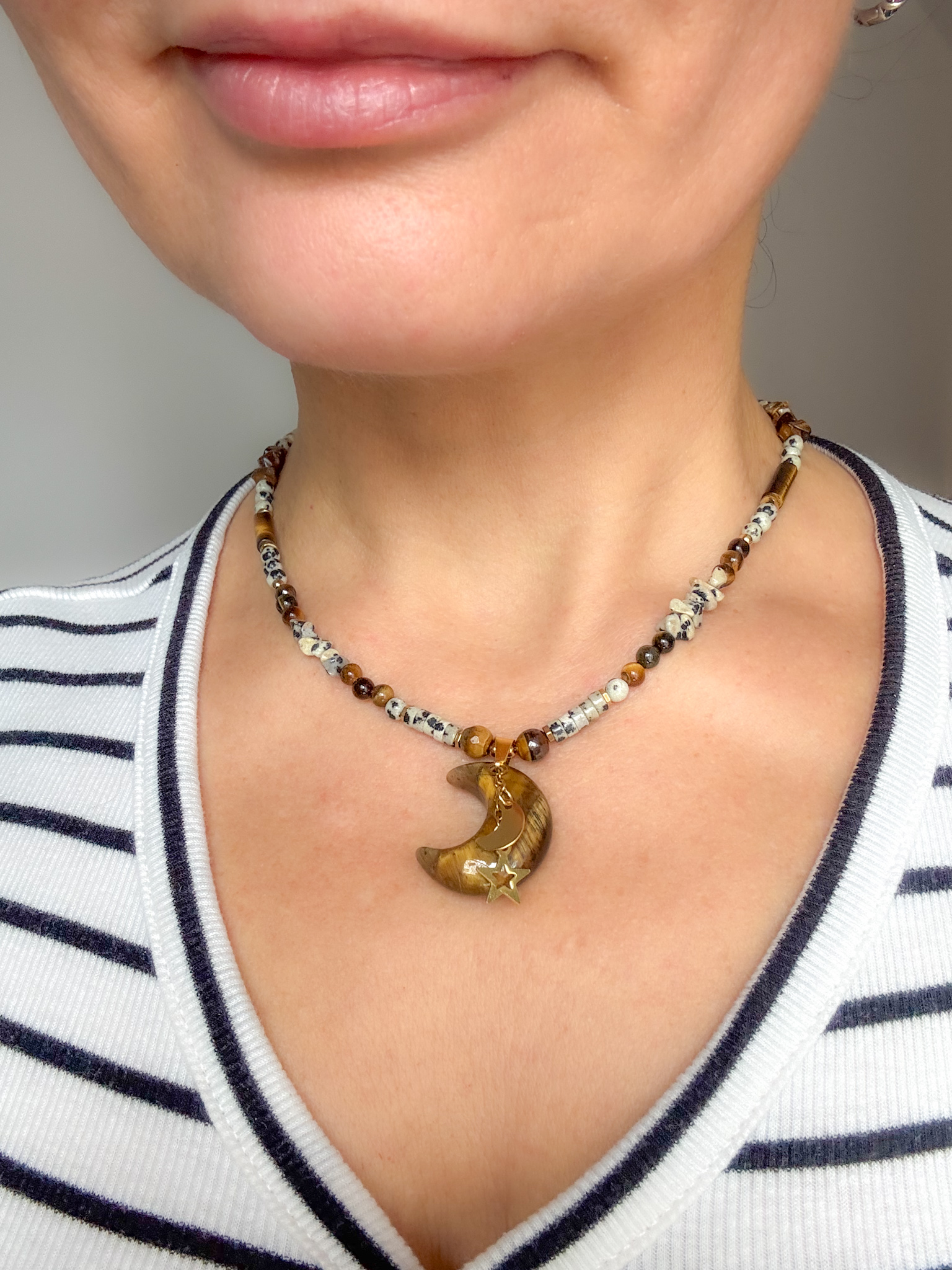 Naszyjnik z jaspisu dalmatyńskiego i tygrysiego oka z zawieszką księżyca - obrazek 3