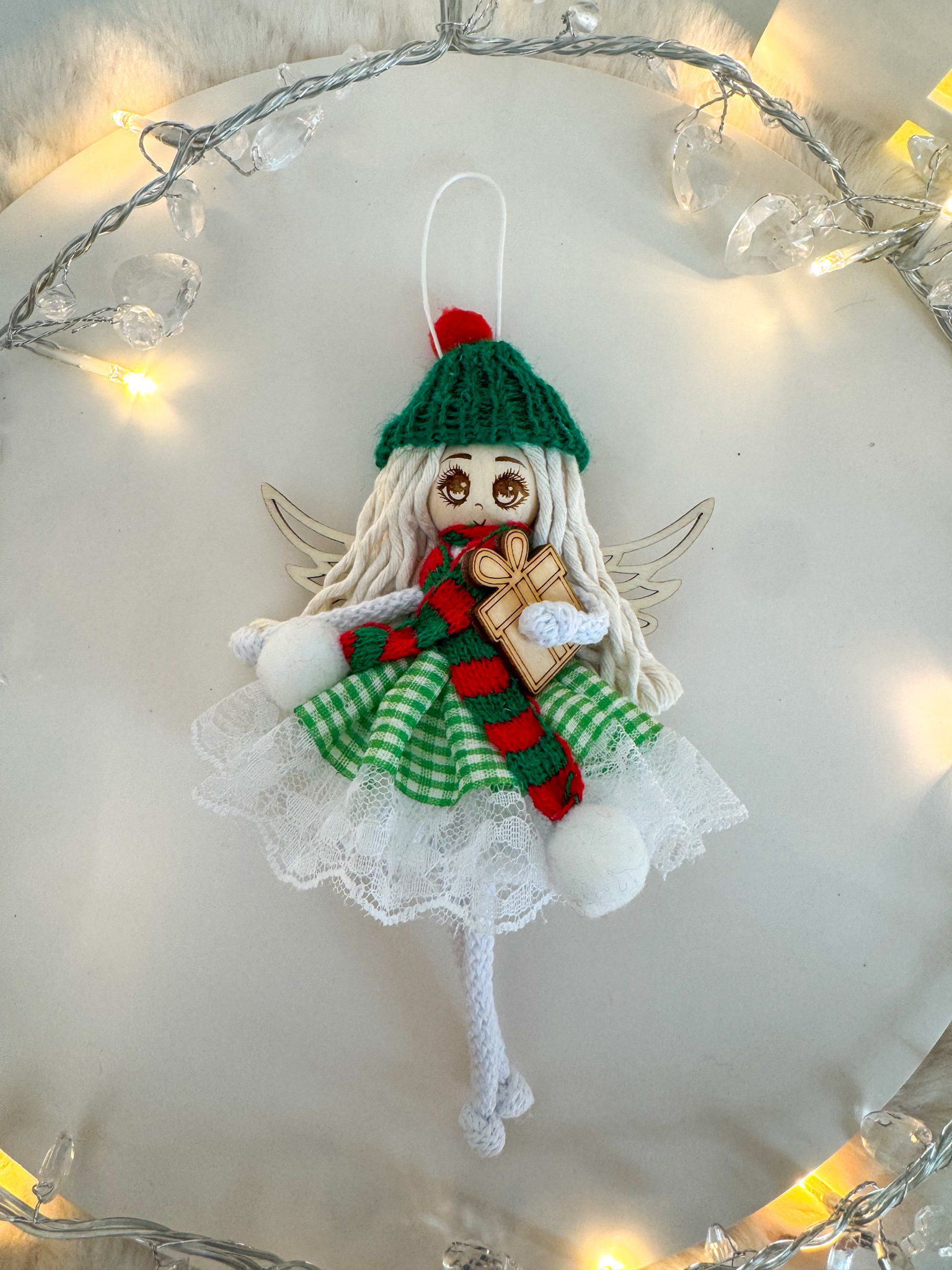 Box świąteczny aniołek w czapeczce z prezentem ozdoba na choinkę makrama prezent - obrazek 3