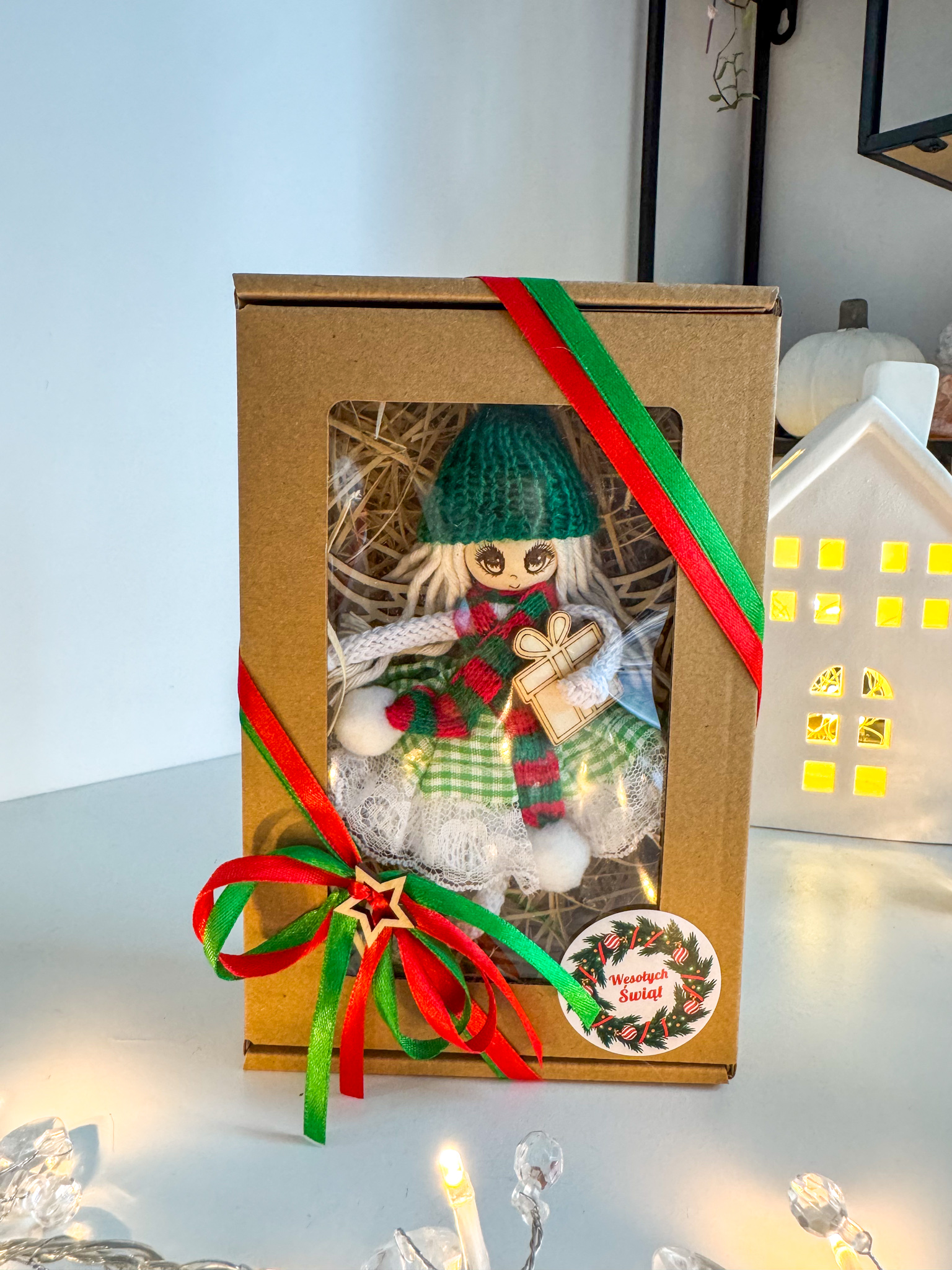 Box świąteczny aniołek w czapeczce z prezentem ozdoba na choinkę makrama prezent - obrazek 4