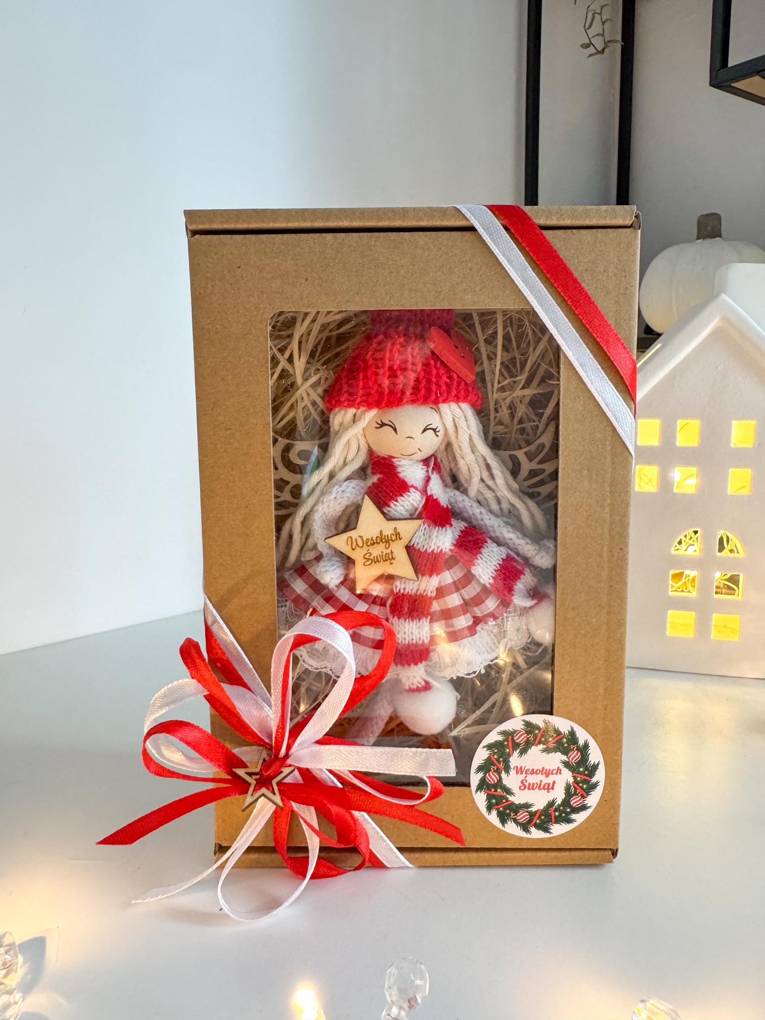 Box świąteczny aniołek w czapeczce z gwiazdką ozdoba na choinkę makrama na prezent - obrazek 2