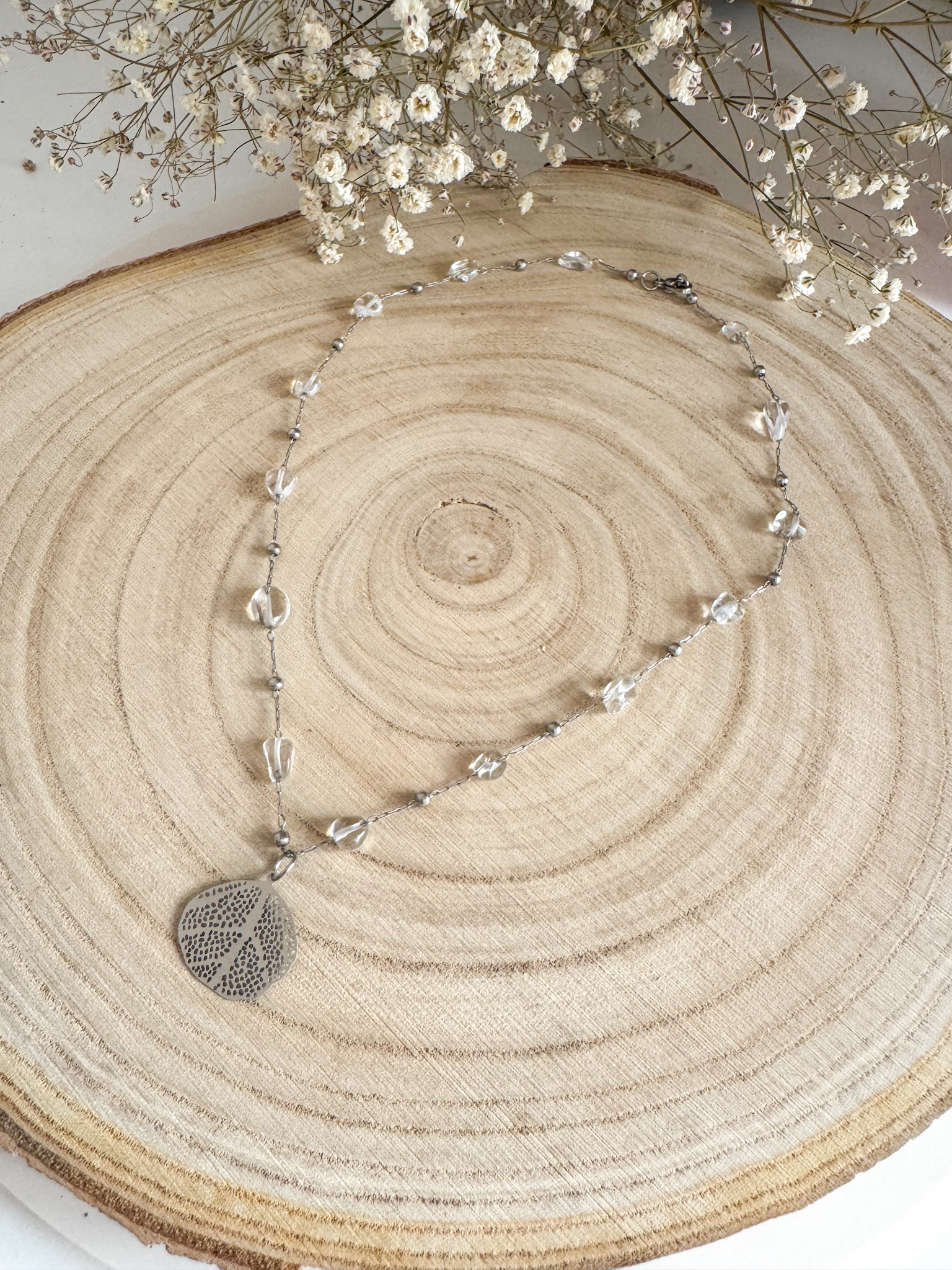 Minimalistyczny naszyjnik handmade z kryształu górskiego z zawieszką liść - obrazek 4