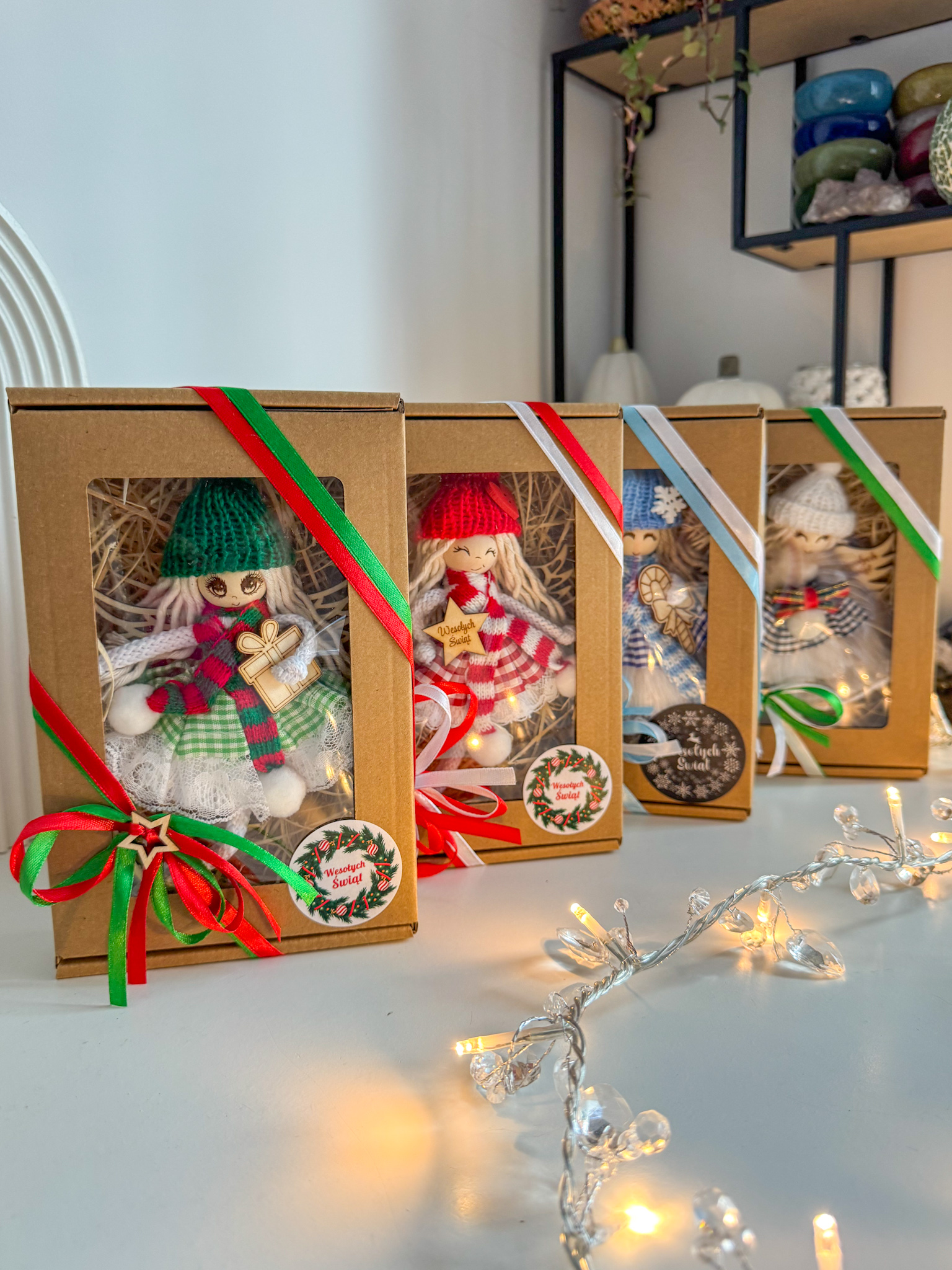 Box świąteczny aniołek w czapce z laską cukrową ozdoby na choinkę makrama prezent - obrazek 5