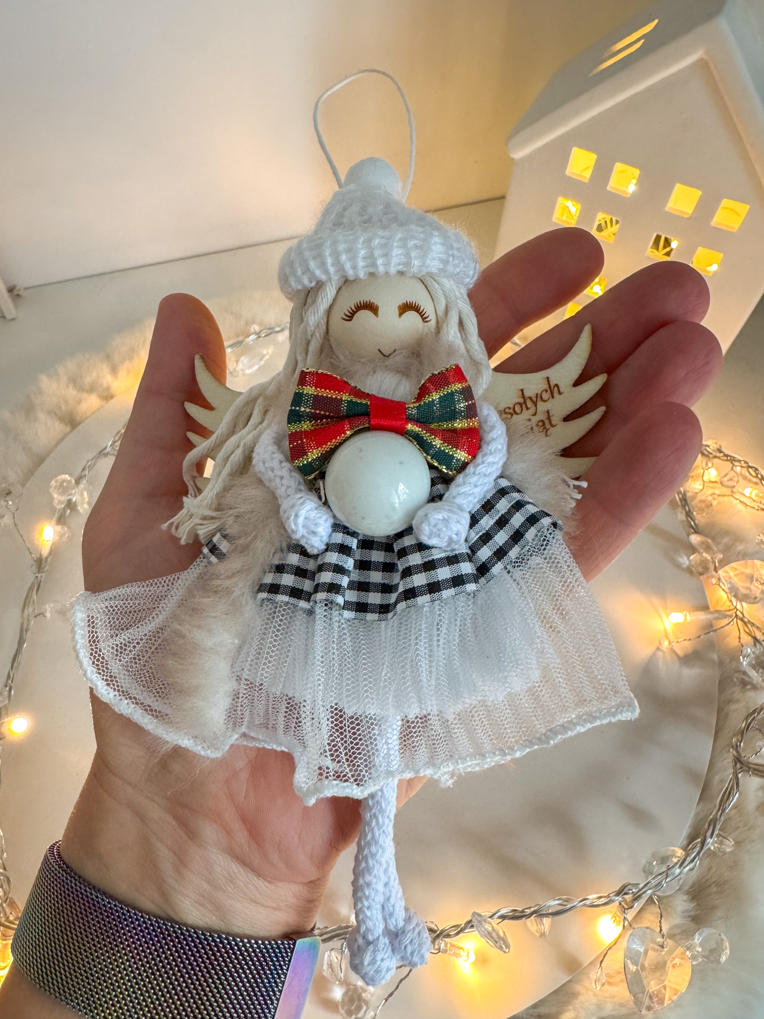 Box świąteczny aniołek w czapece z bombką ozdoby na choinkę makrama prezent - obrazek 2