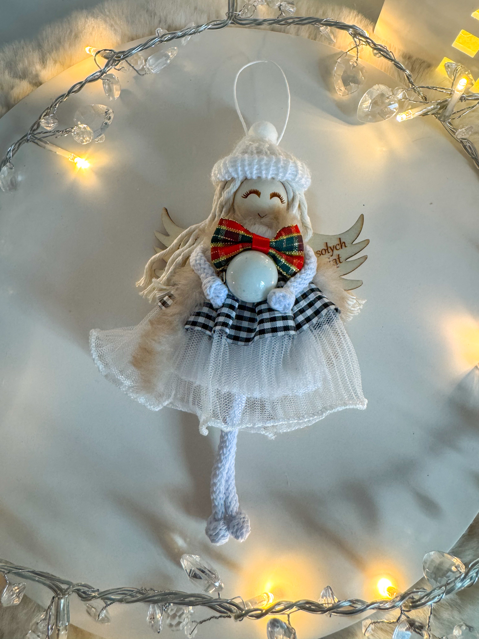 Box świąteczny aniołek w czapece z bombką ozdoby na choinkę makrama prezent - obrazek 3