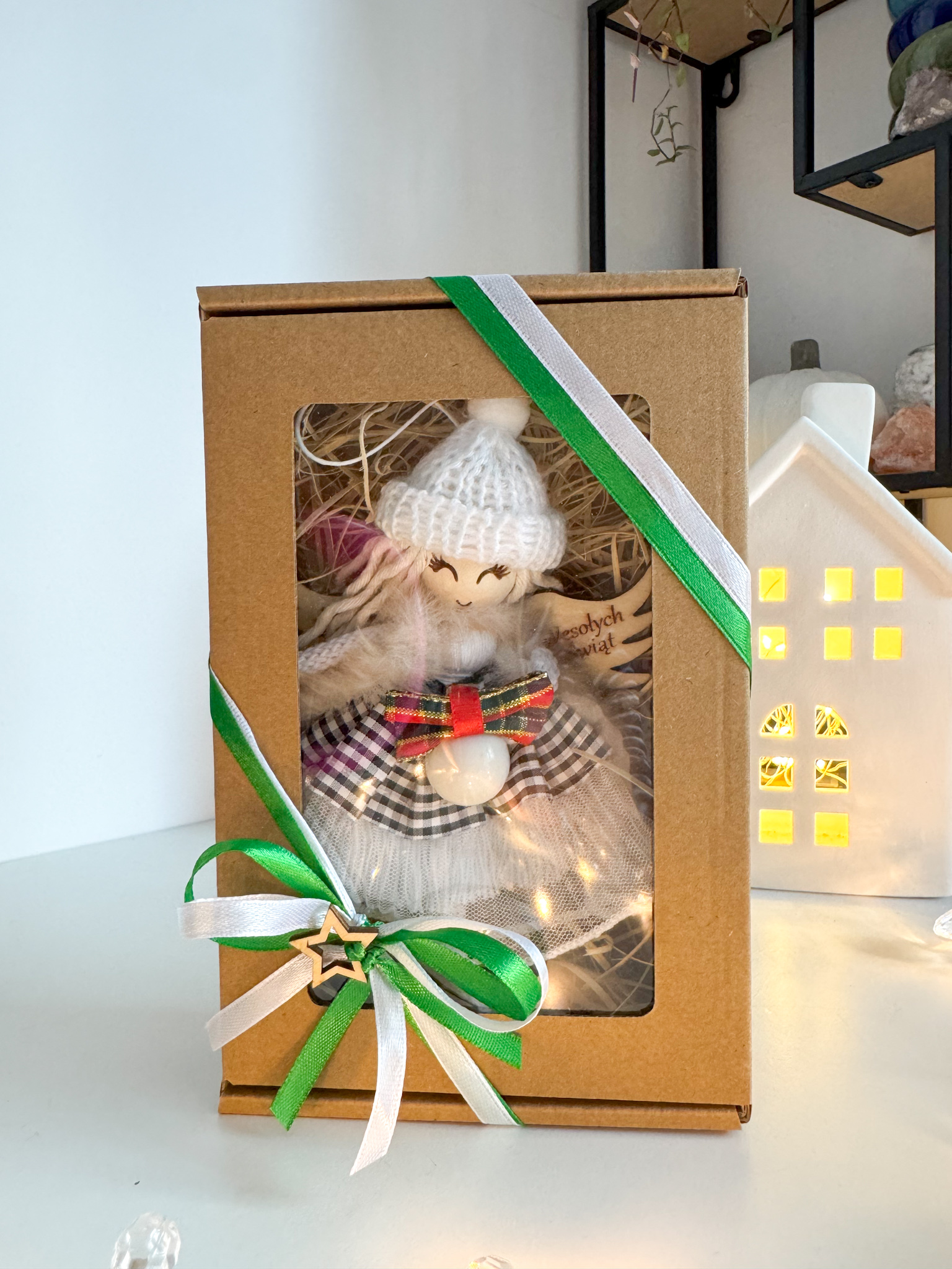 Box świąteczny aniołek w czapece z bombką ozdoby na choinkę makrama prezent - obrazek 4