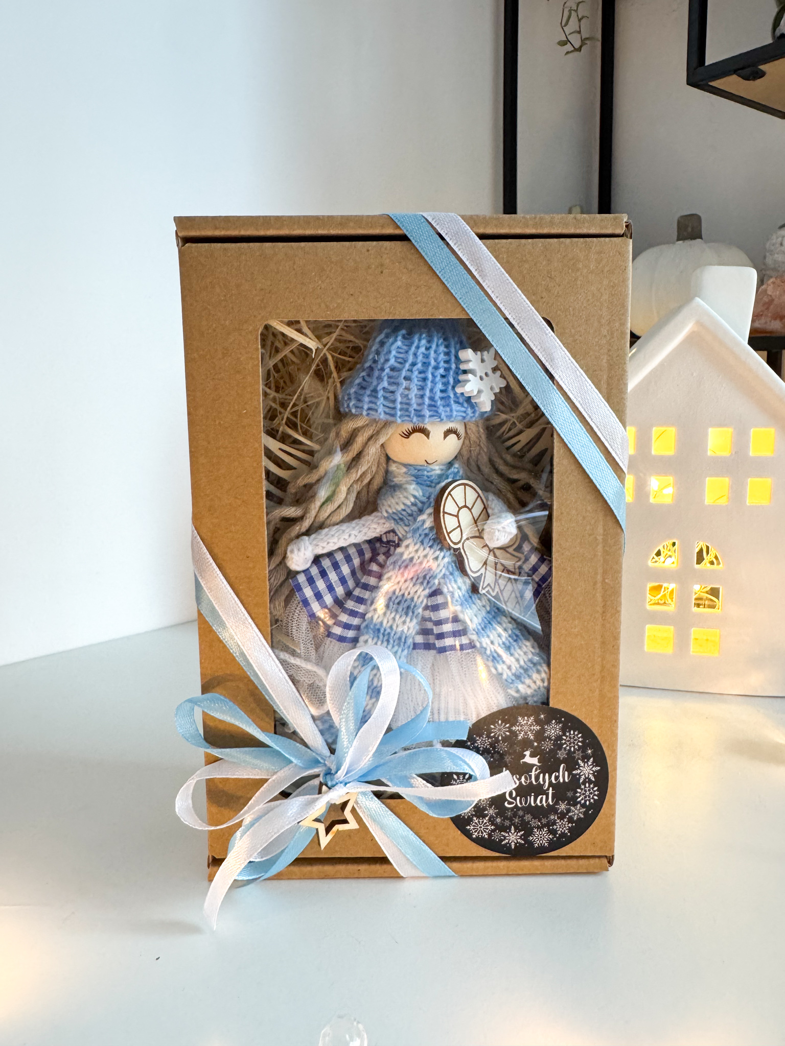 Box świąteczny aniołek w czapce z laską cukrową ozdoby na choinkę makrama prezent - obrazek 4