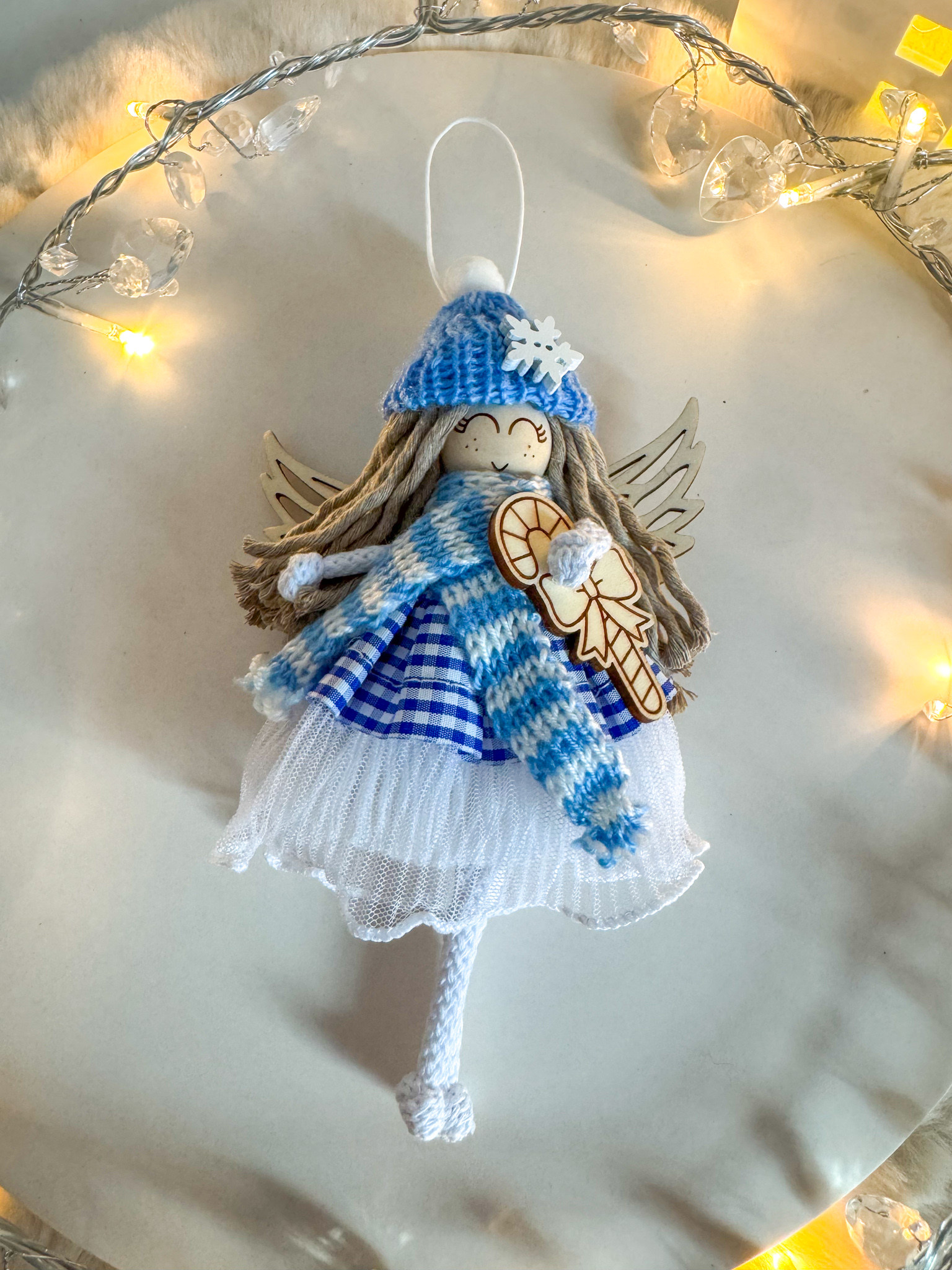 Box świąteczny aniołek w czapce z laską cukrową ozdoby na choinkę makrama prezent - obrazek 3