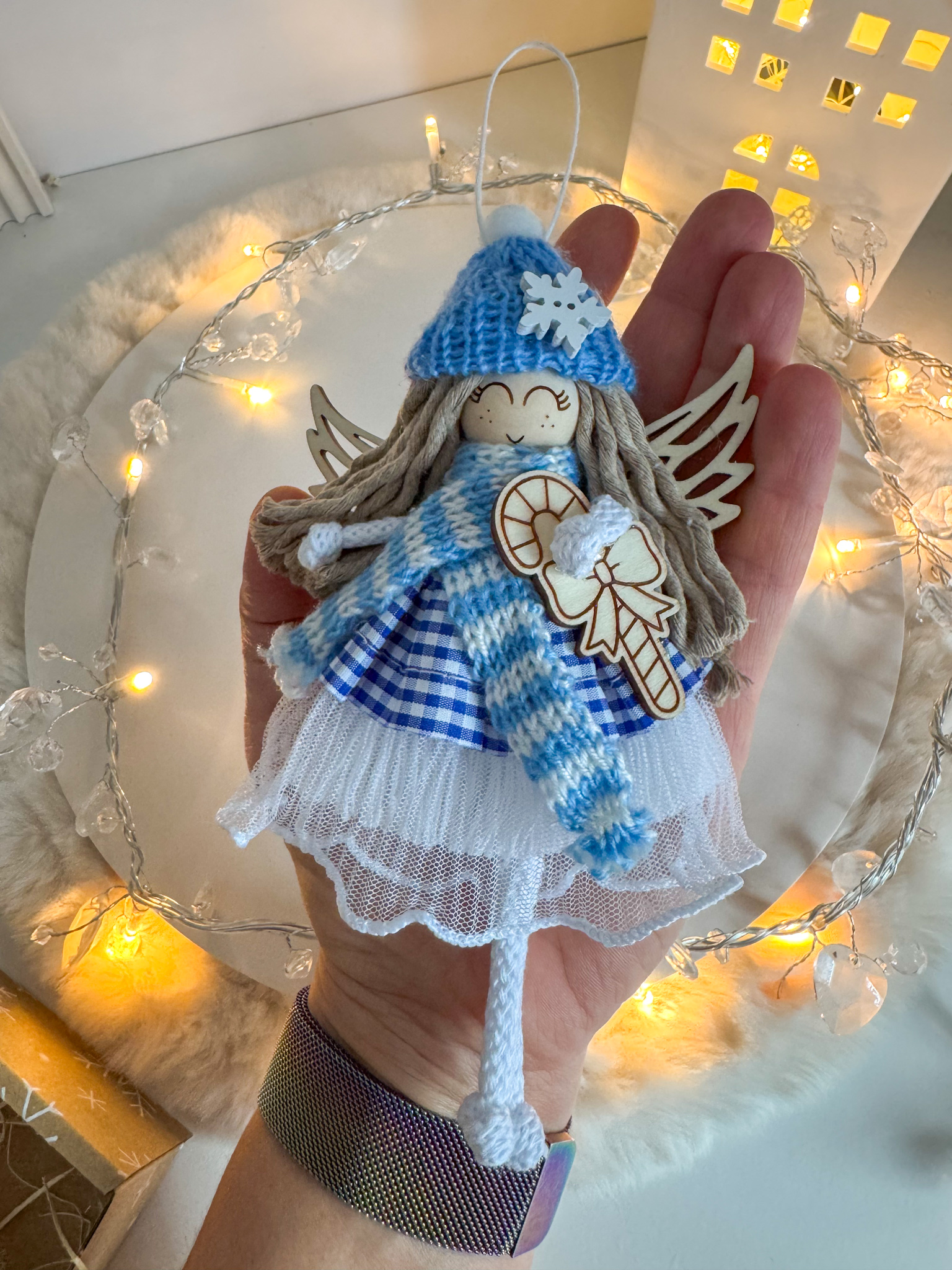 Box świąteczny aniołek w czapce z laską cukrową ozdoby na choinkę makrama prezent - obrazek 2