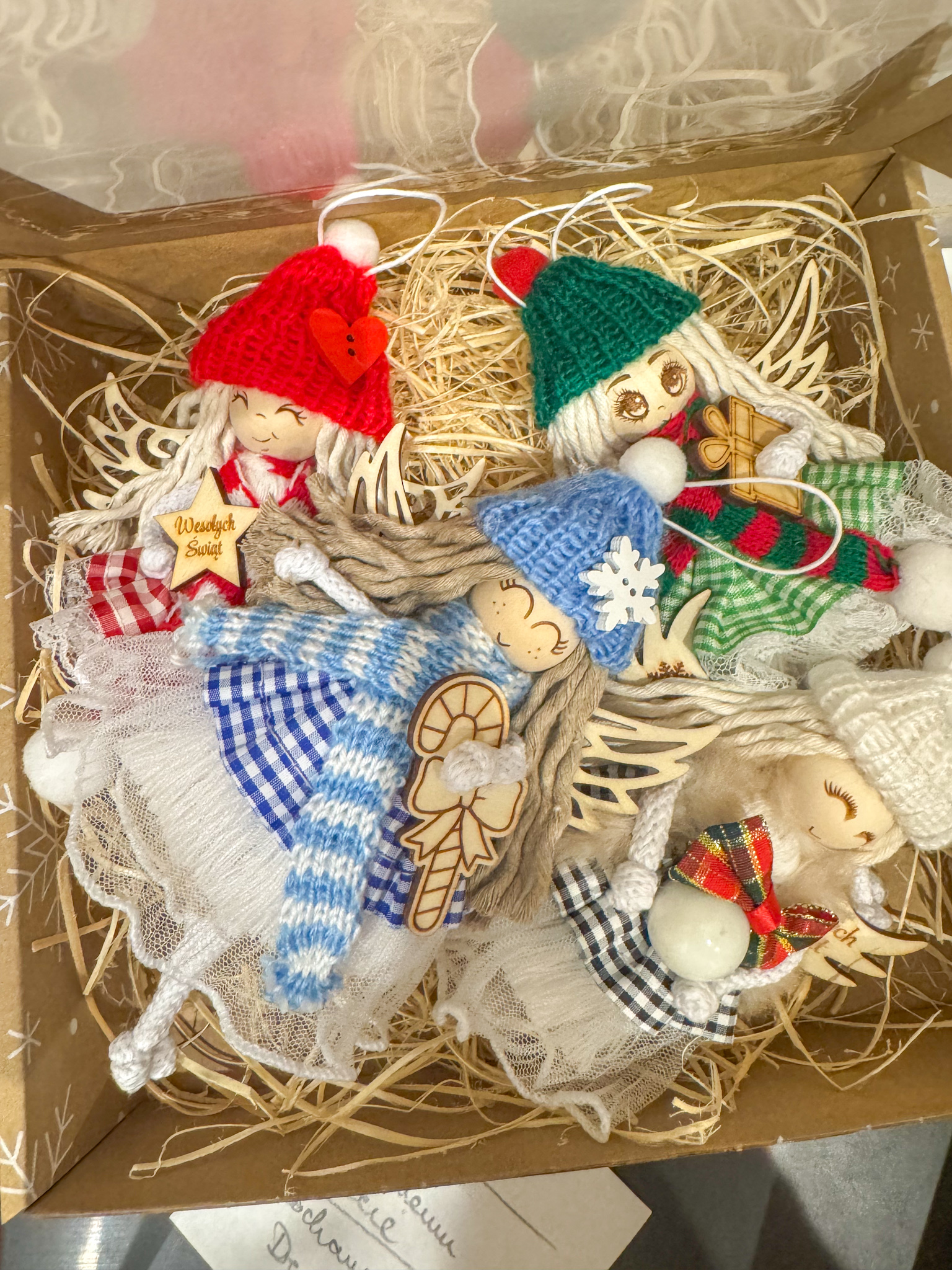 Box świąteczny zestaw 4 aniołków w czapeczkach ozdoby na choinkę makrama prezent - obrazek 6