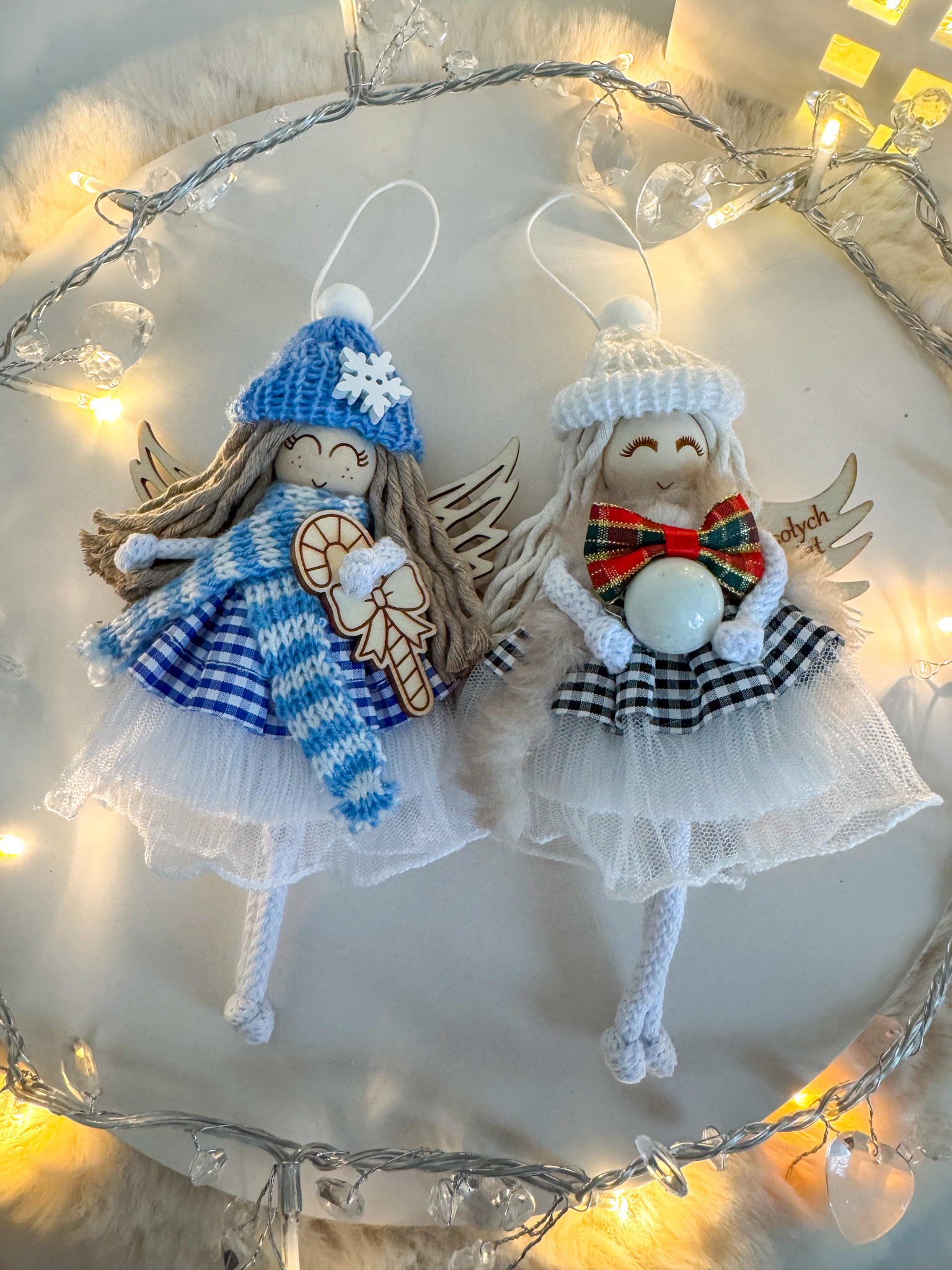 Box świąteczny zestaw 2 aniołków w czapeczkach ozdoby na choinkę makrama prezent - obrazek 2