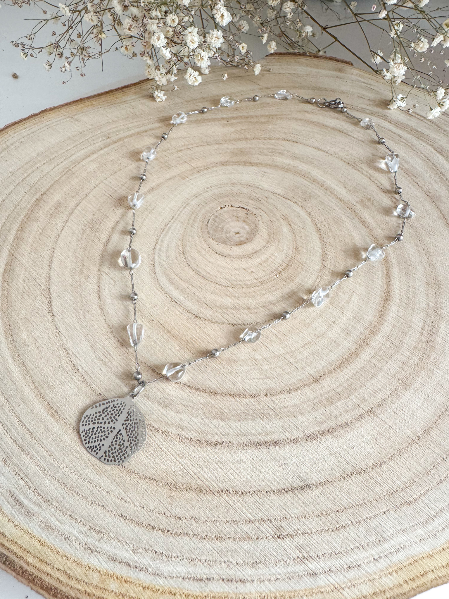 Minimalistyczny naszyjnik handmade z kryształu górskiego z zawieszką liść - obrazek 5