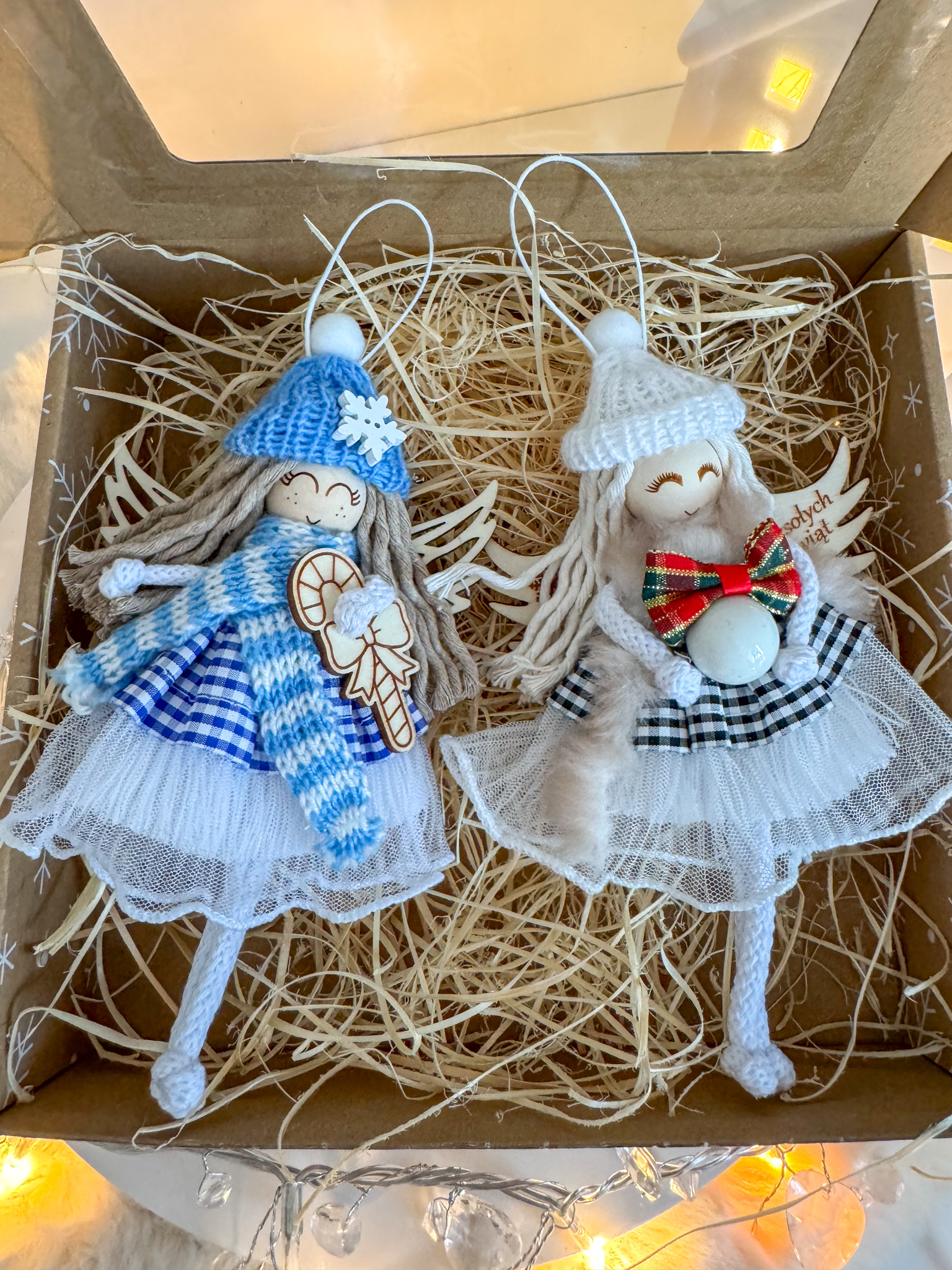 Box świąteczny zestaw 2 aniołków w czapeczkach ozdoby na choinkę makrama prezent - obrazek 3
