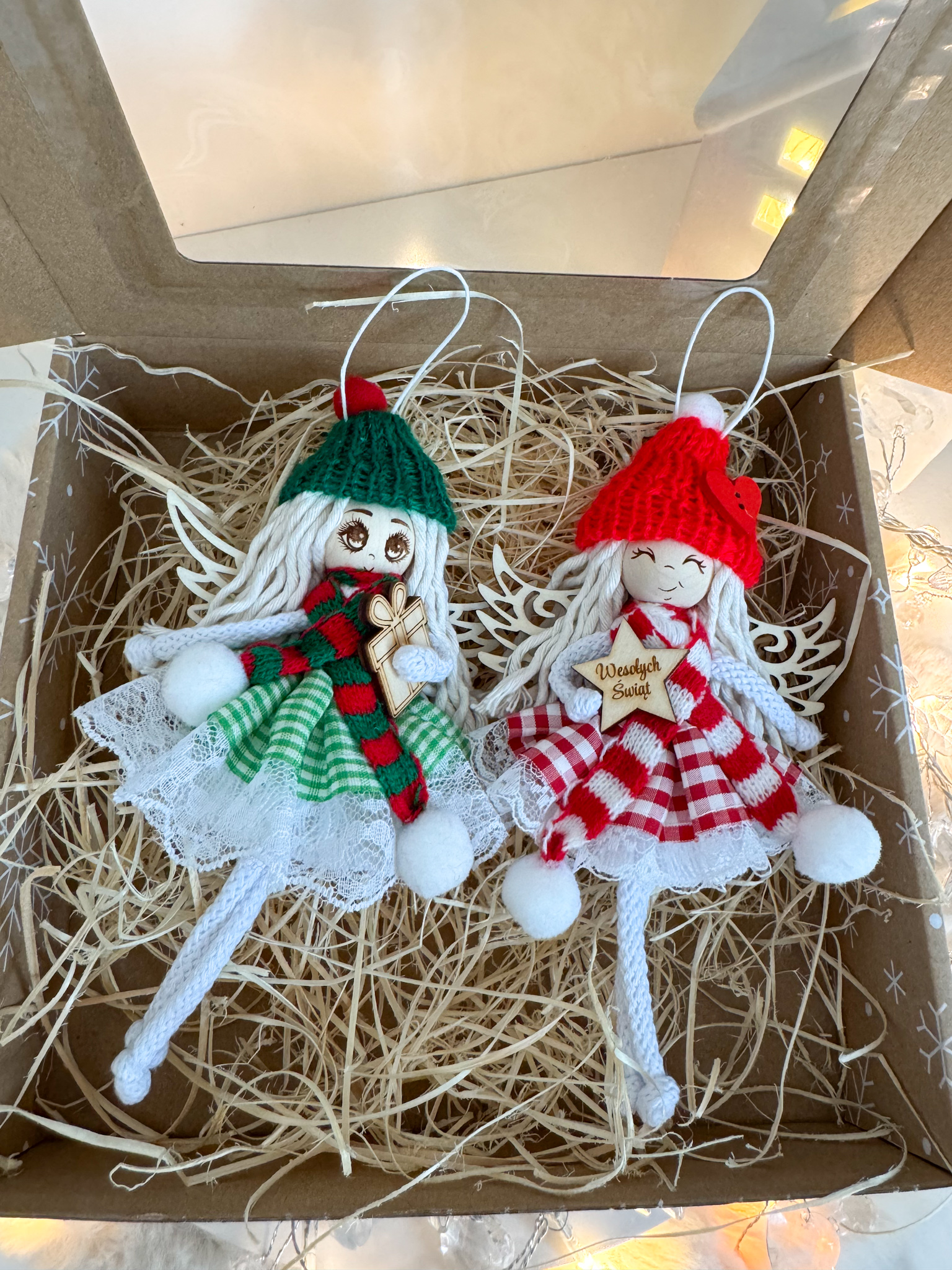 Box świąteczny zestaw 2 aniołków w czapeczkach ozdoby na choinkę makrama prezent w2 - obrazek 3