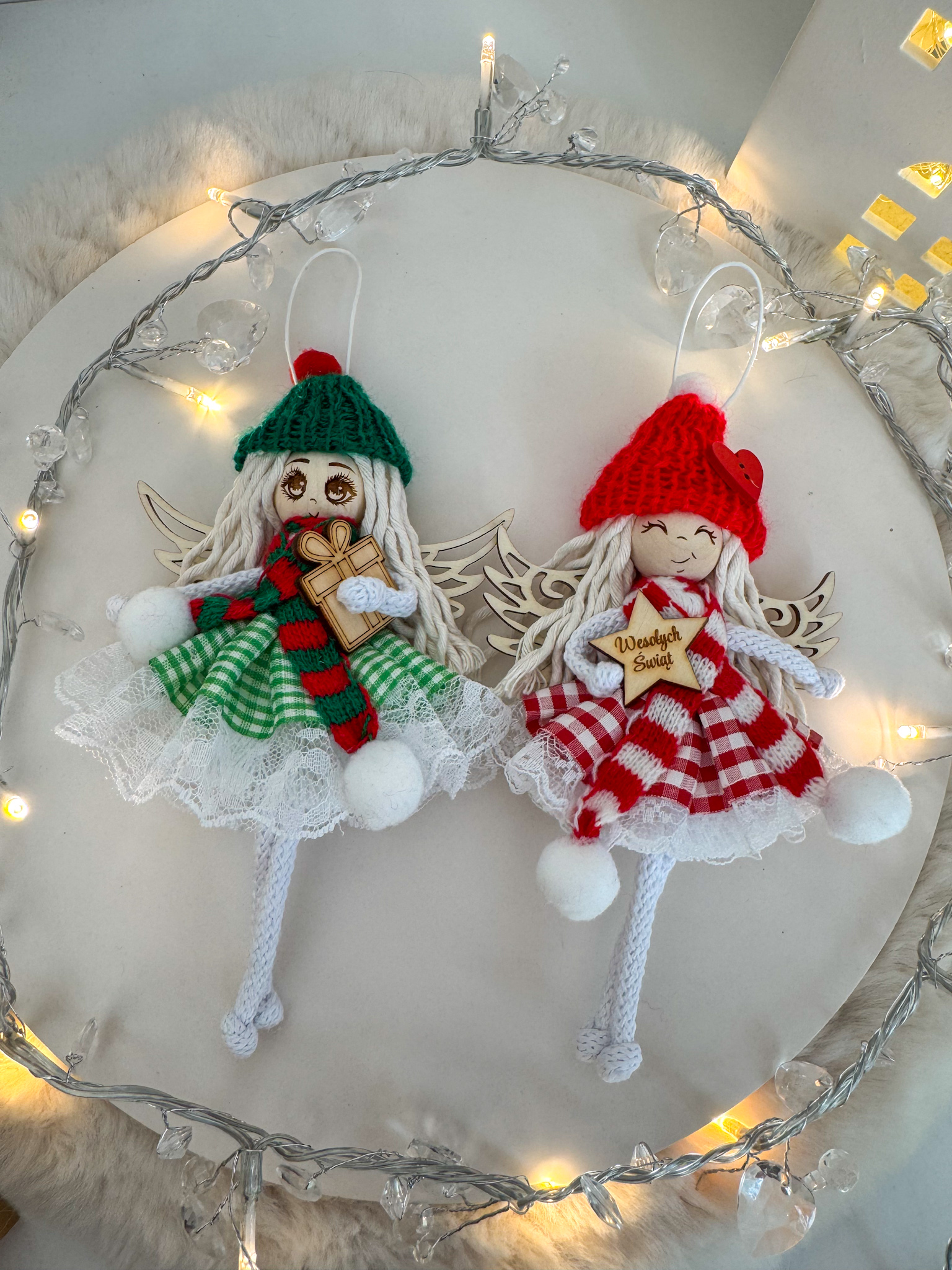 Box świąteczny zestaw 2 aniołków w czapeczkach ozdoby na choinkę makrama prezent w2 - obrazek 2