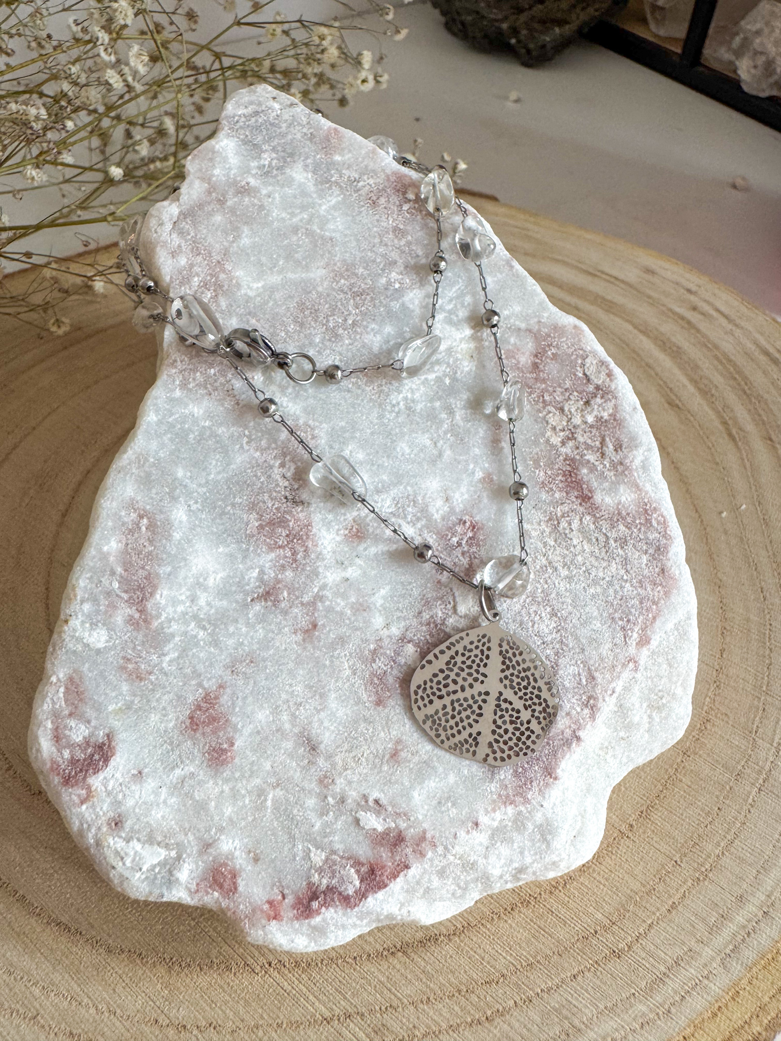 Minimalistyczny naszyjnik handmade z kryształu górskiego z zawieszką liść - obrazek 6