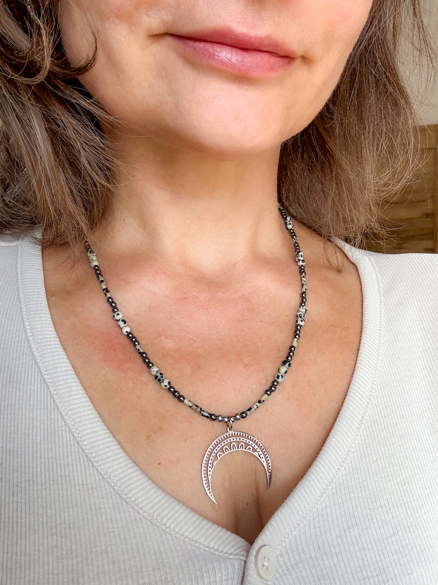 Naszyjnik z jaspisu dalmatyńskiego i hematytu z lunulą – siła, ochrona i kobieca energia - obrazek 2