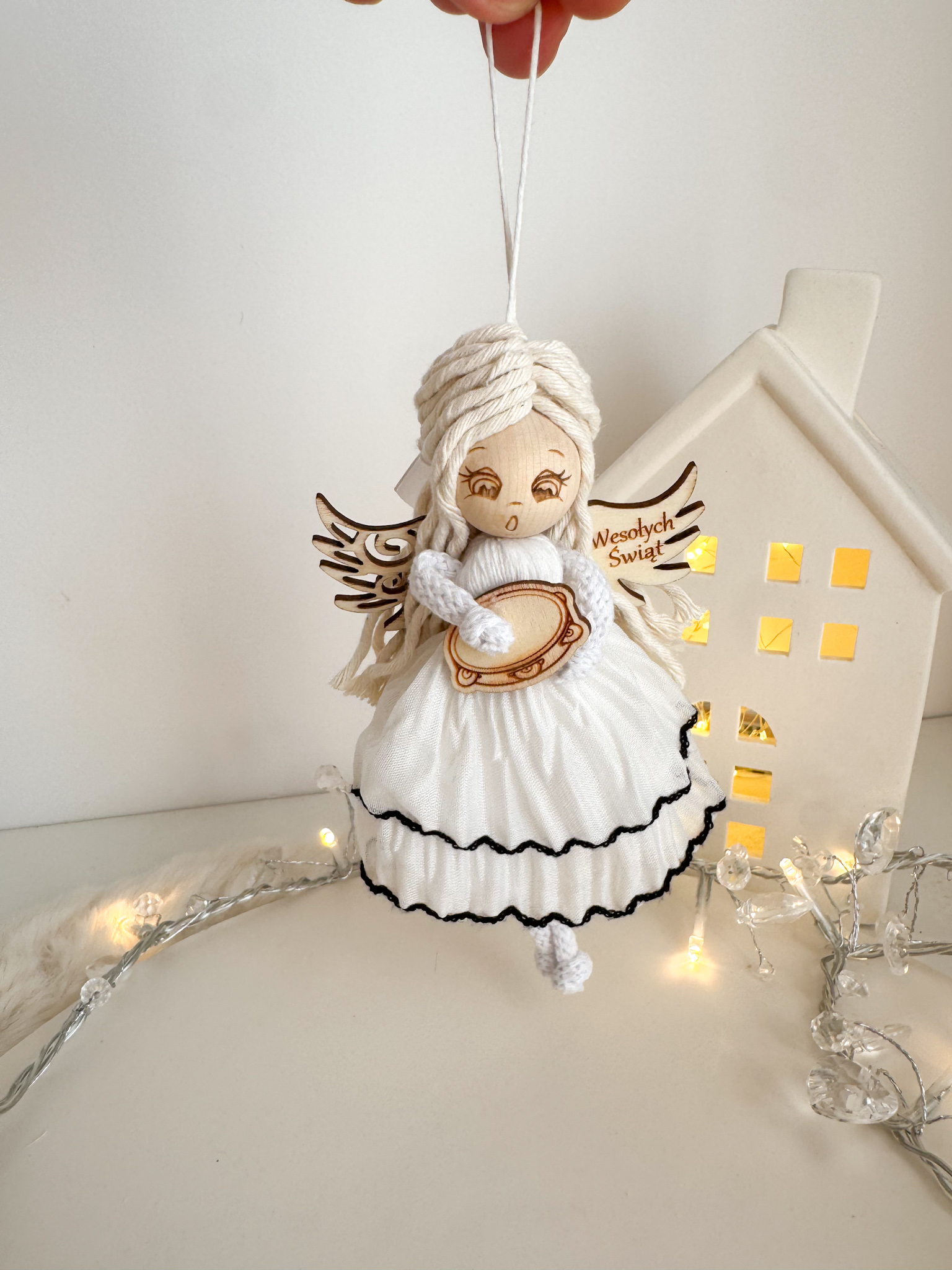 Box świąteczny aniołek z tamburynem ozdoba na choinkę makrama prezent - obrazek 3