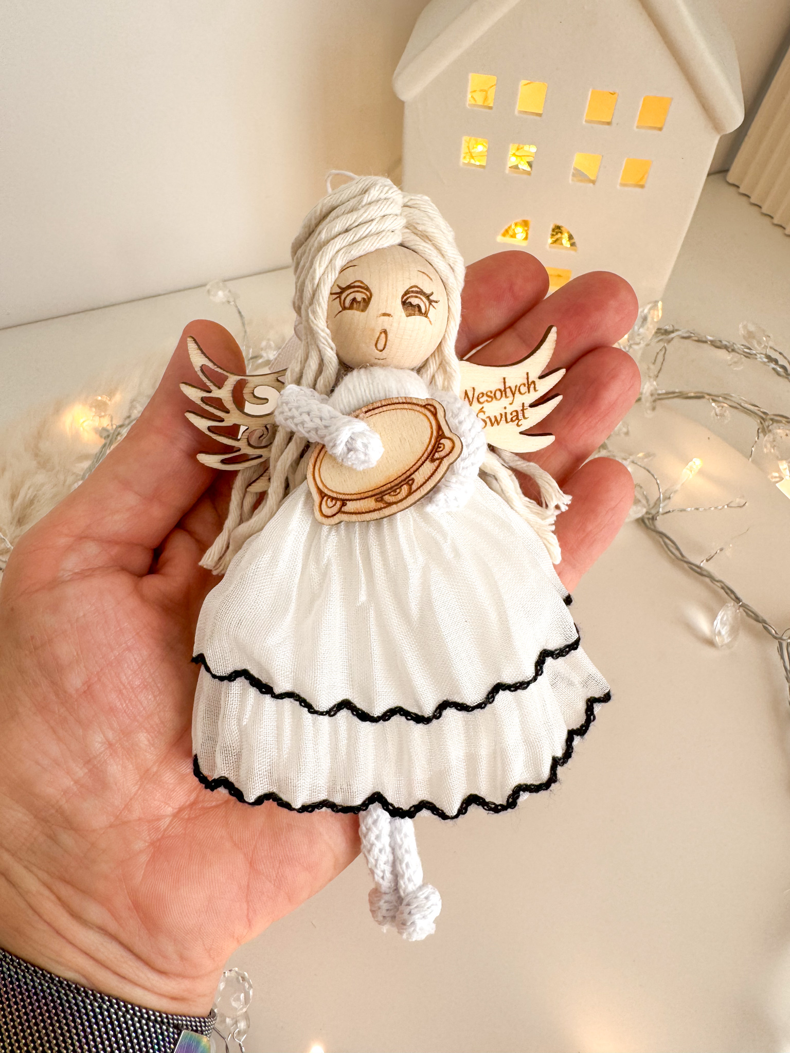 Box świąteczny aniołek z tamburynem ozdoba na choinkę makrama prezent - obrazek 4