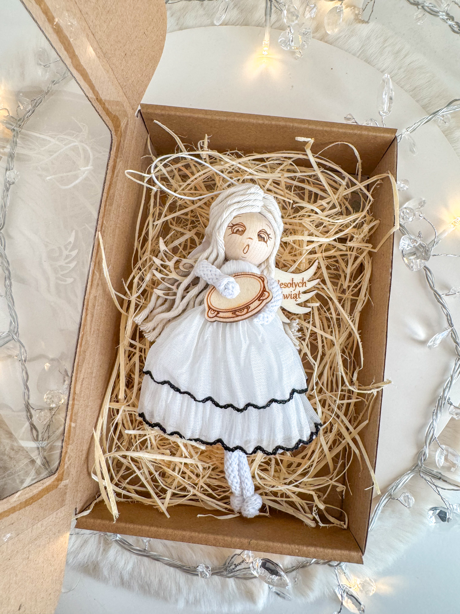 Box świąteczny aniołek z tamburynem ozdoba na choinkę makrama prezent - obrazek 6