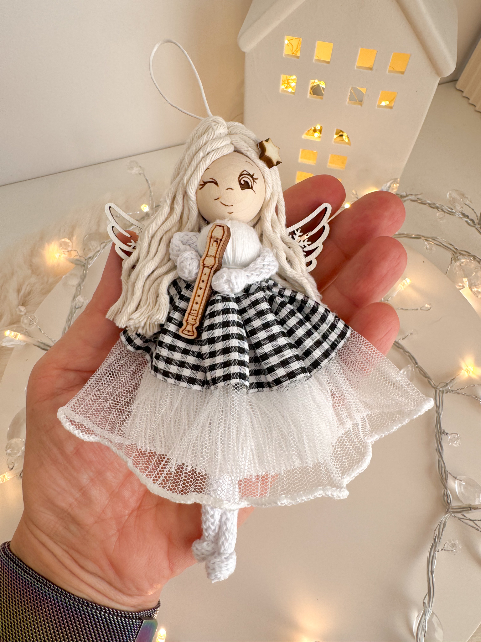 Box świąteczny aniołek z fletem ozdoba na choinkę makrama zapakowany na prezent - obrazek 2