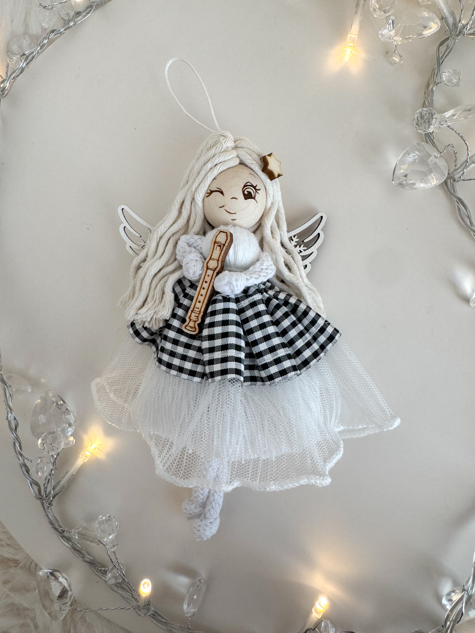 Box świąteczny aniołek z fletem ozdoba na choinkę makrama zapakowany na prezent - obrazek 3