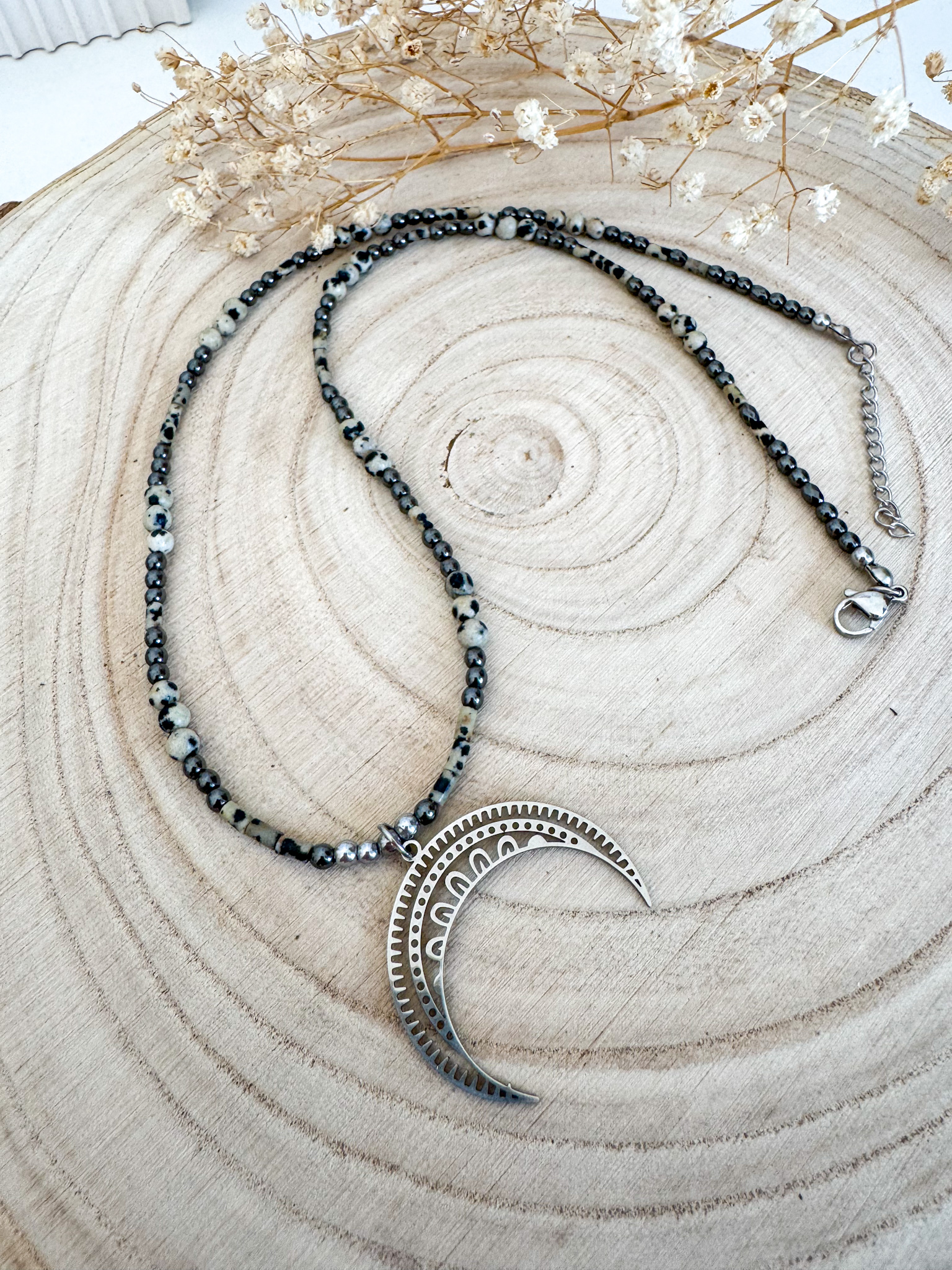 Naszyjnik z jaspisu dalmatyńskiego i hematytu z lunulą – siła, ochrona i kobieca energia - obrazek 3
