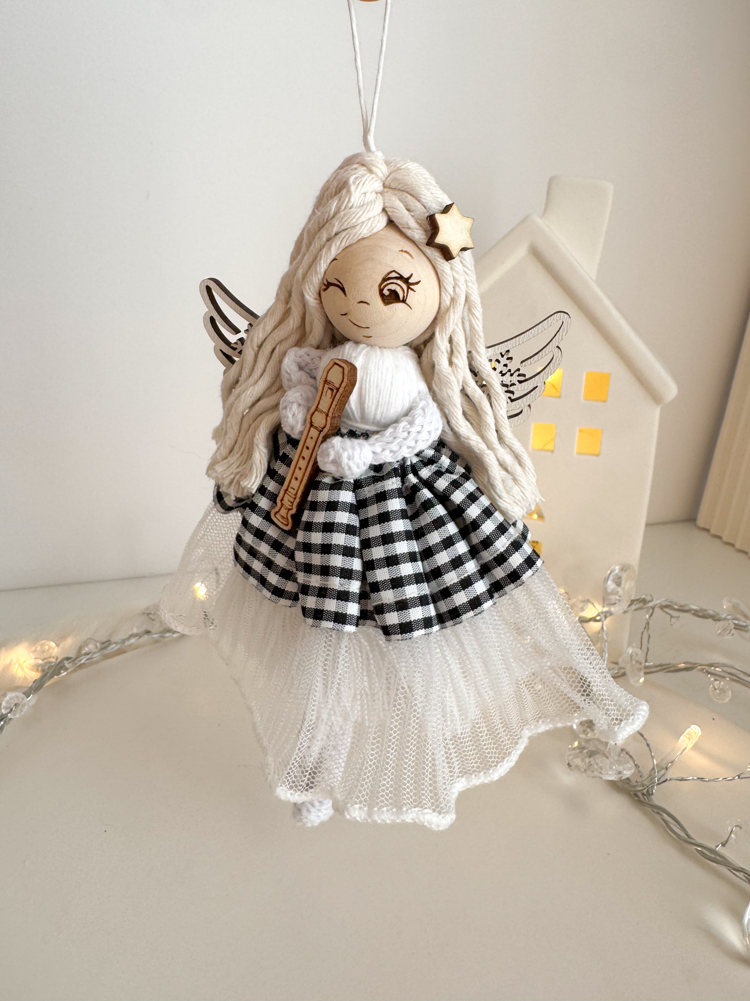 Box świąteczny aniołek z fletem ozdoba na choinkę makrama zapakowany na prezent - obrazek 4