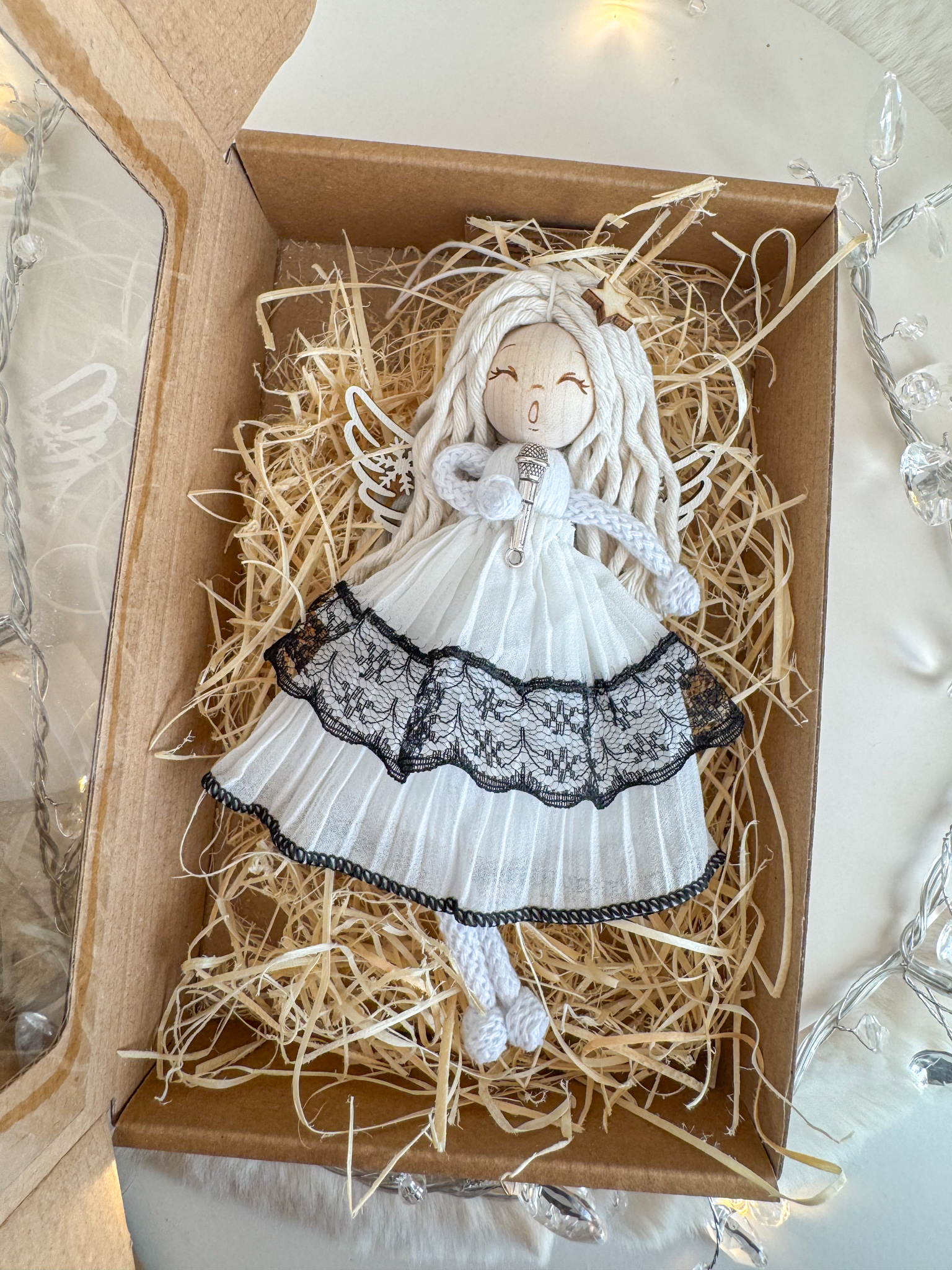 Box świąteczny aniołek z mikrofonem ozdoba na choinkę makrama zapakowany na prezent - obrazek 2