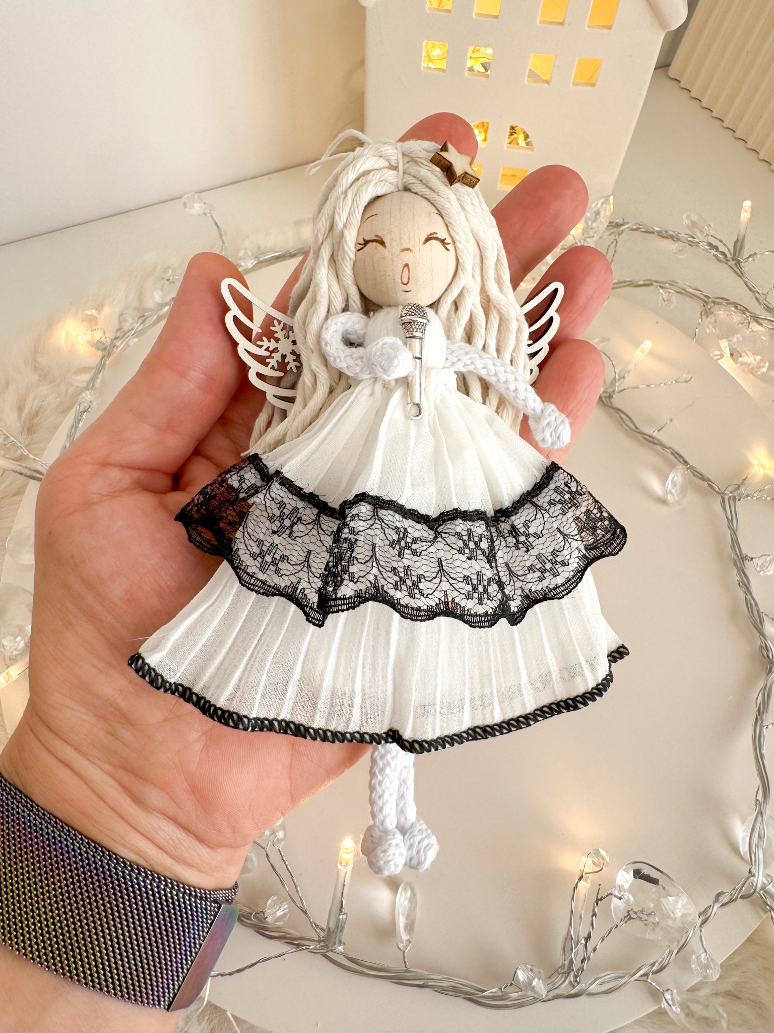 Box świąteczny aniołek z mikrofonem ozdoba na choinkę makrama zapakowany na prezent - obrazek 3