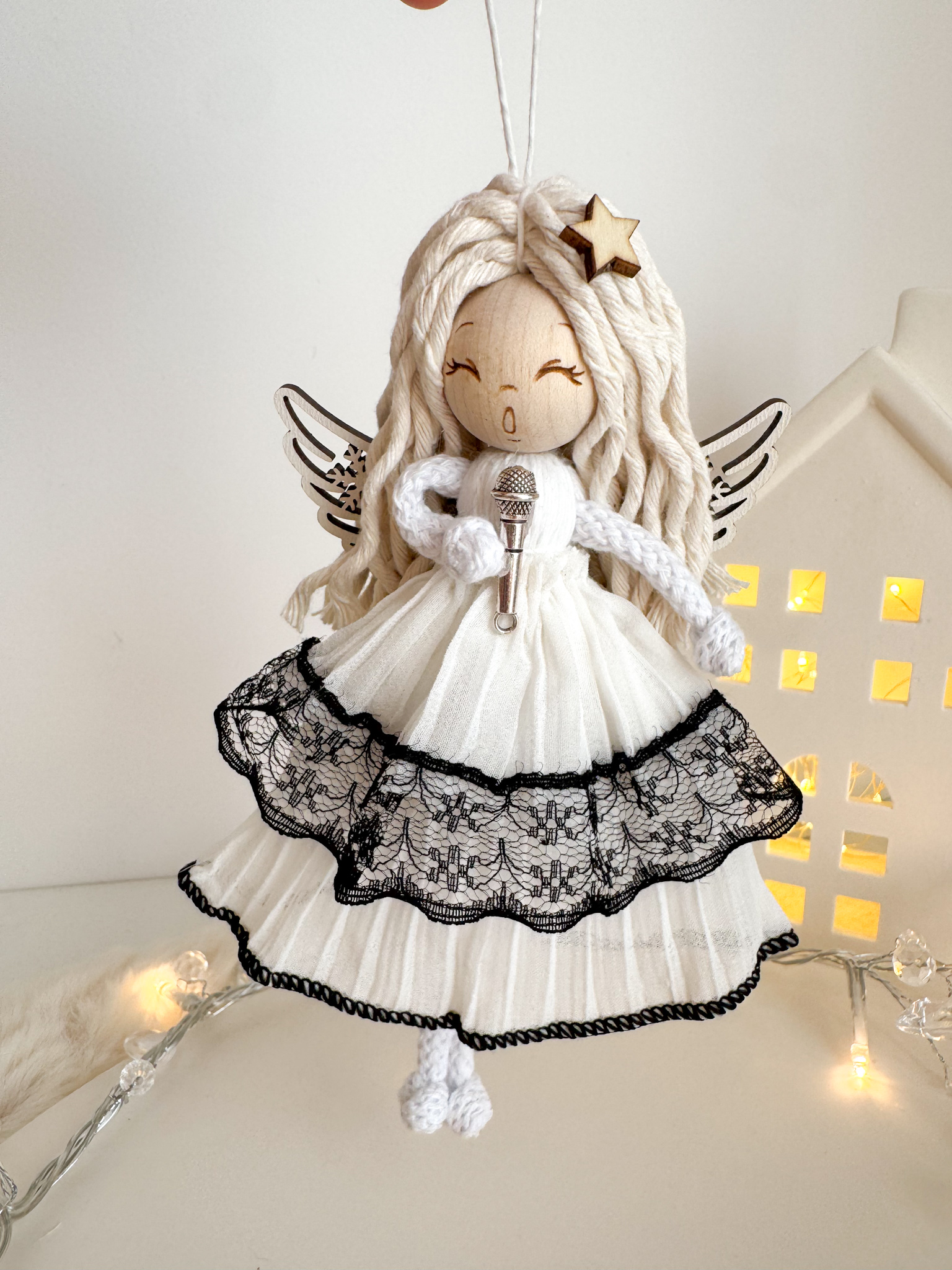 Box świąteczny aniołek z mikrofonem ozdoba na choinkę makrama zapakowany na prezent - obrazek 4