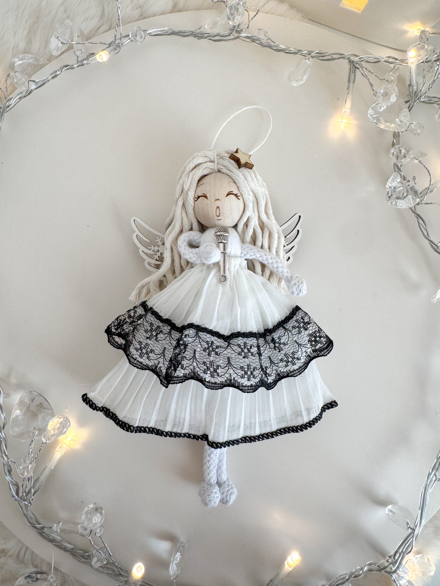 Box świąteczny aniołek z mikrofonem ozdoba na choinkę makrama zapakowany na prezent - obrazek 5