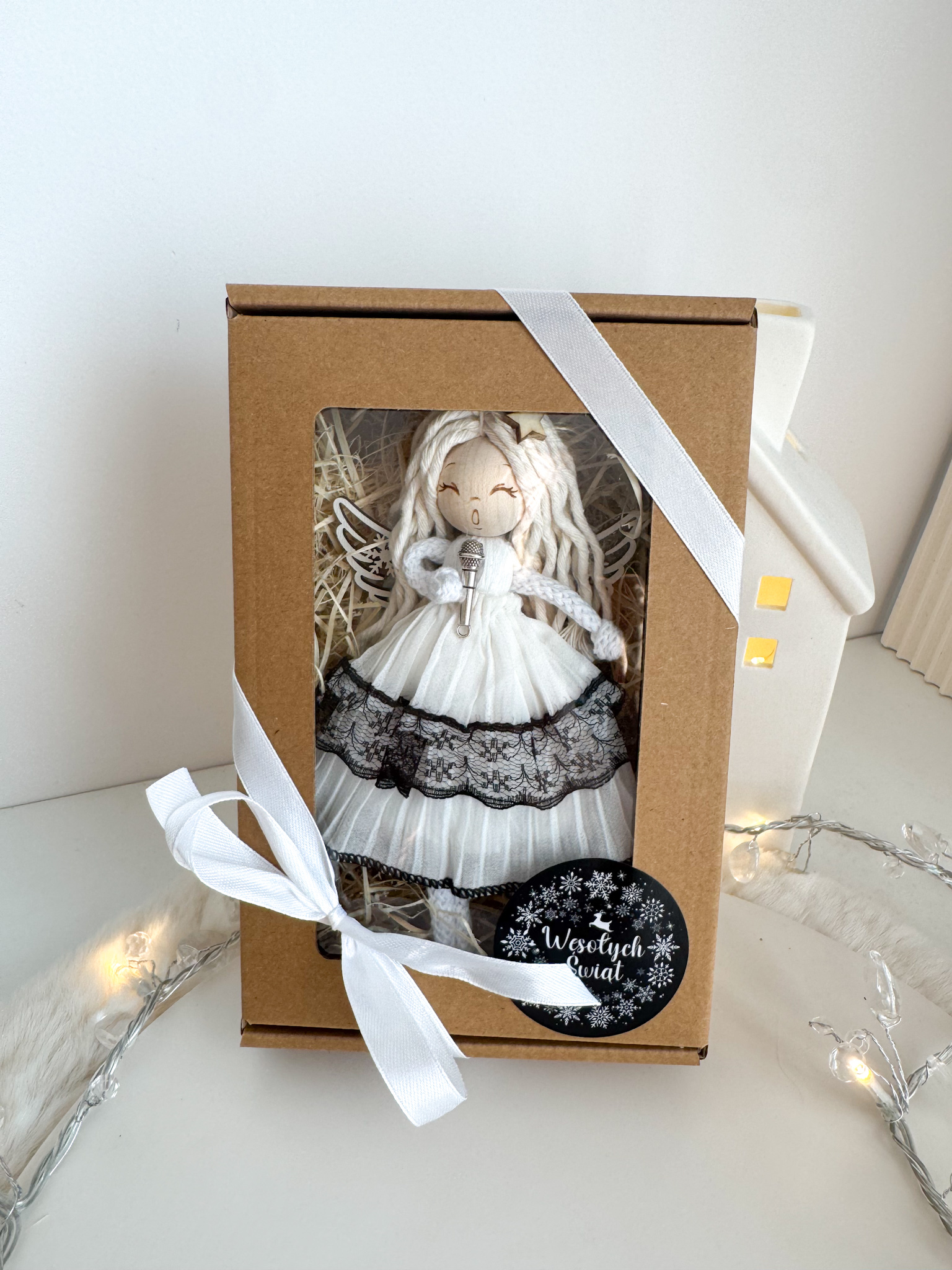 Box świąteczny aniołek z mikrofonem ozdoba na choinkę makrama zapakowany na prezent - obrazek 6
