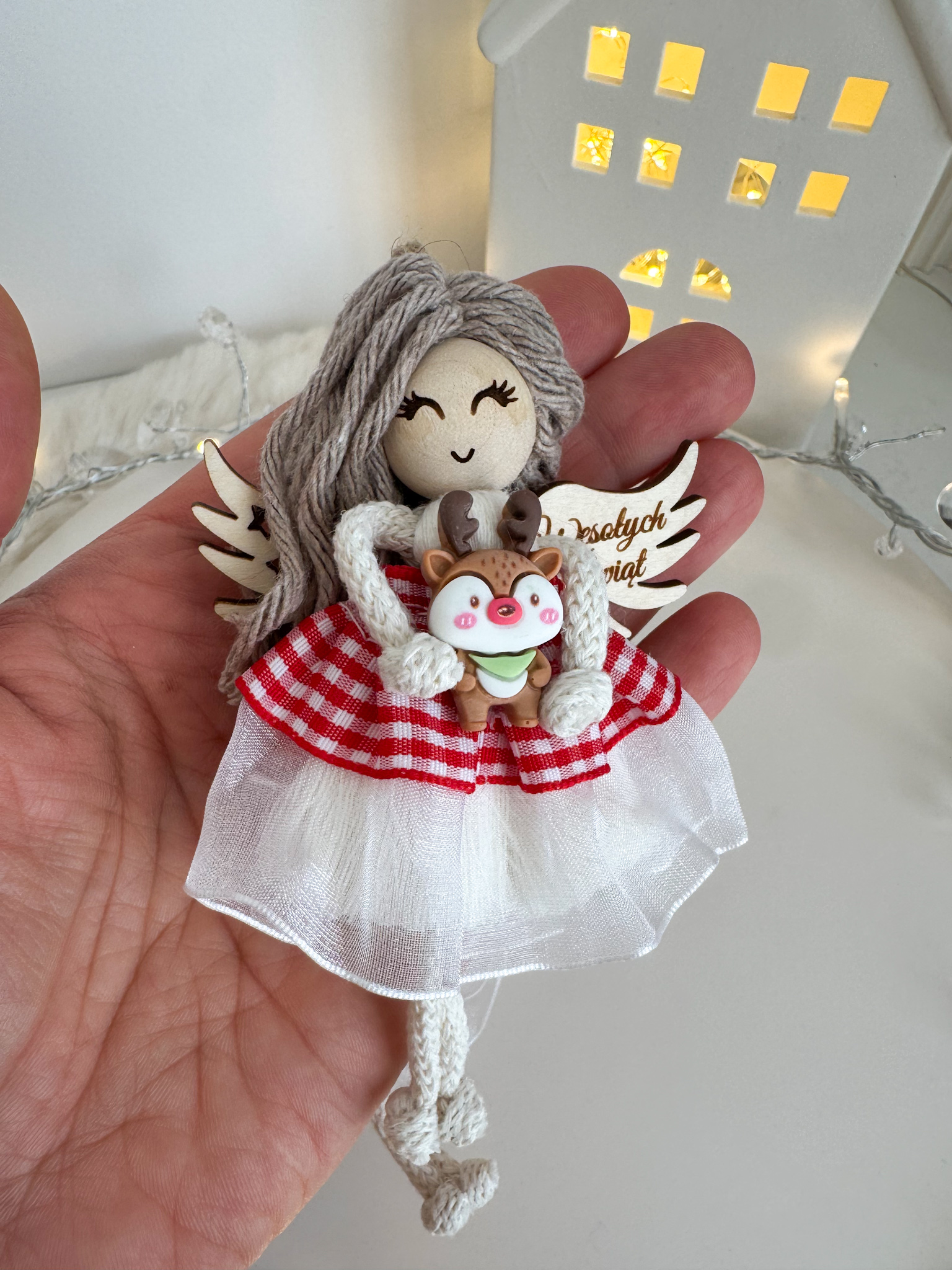 Świąteczny aniołek breloczek zawieszka ozdoba makrama zapakowany na prezent - obrazek 2