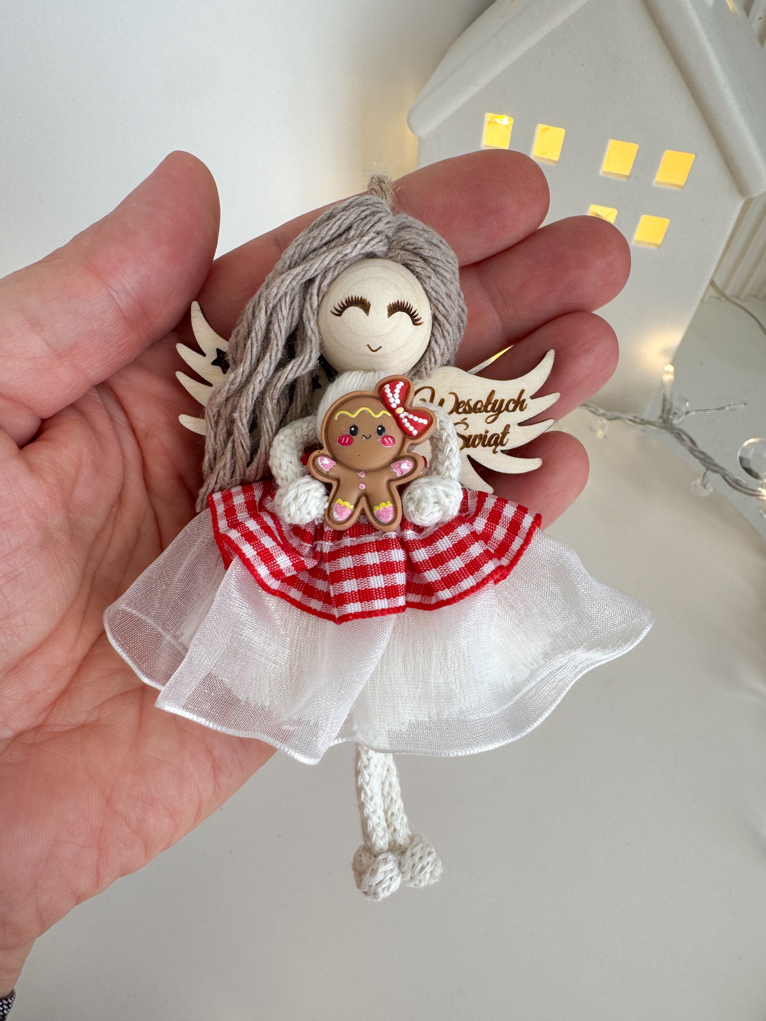 Świąteczny aniołek breloczek zawieszka ozdoba makrama zapakowany na prezent - obrazek 3